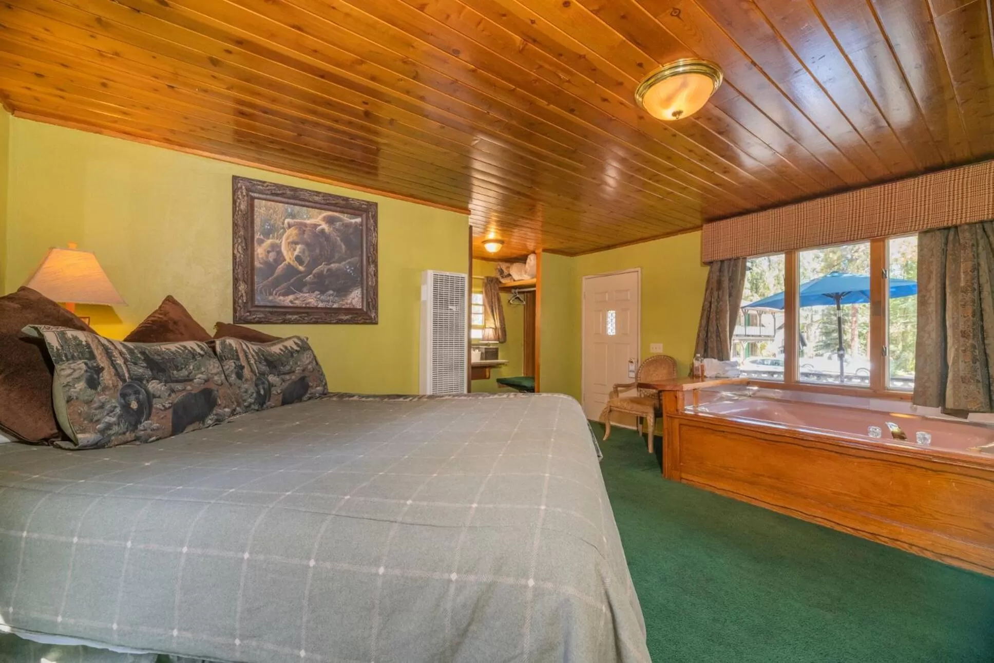 Photo of the whole room, Bed in Black Forest Lodge