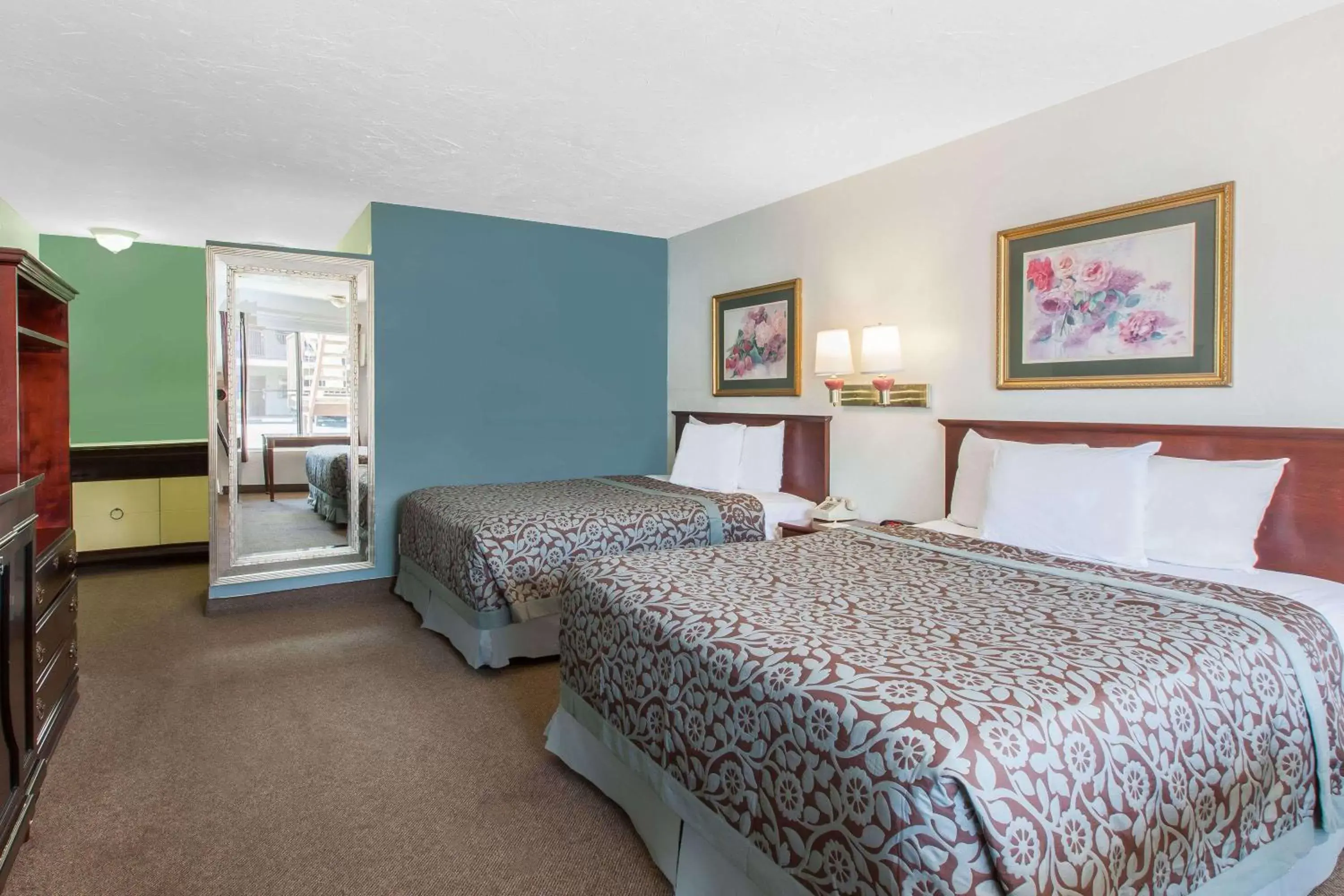 Photo of the whole room, Bed in Days Inn by Wyndham Camarillo - Ventura