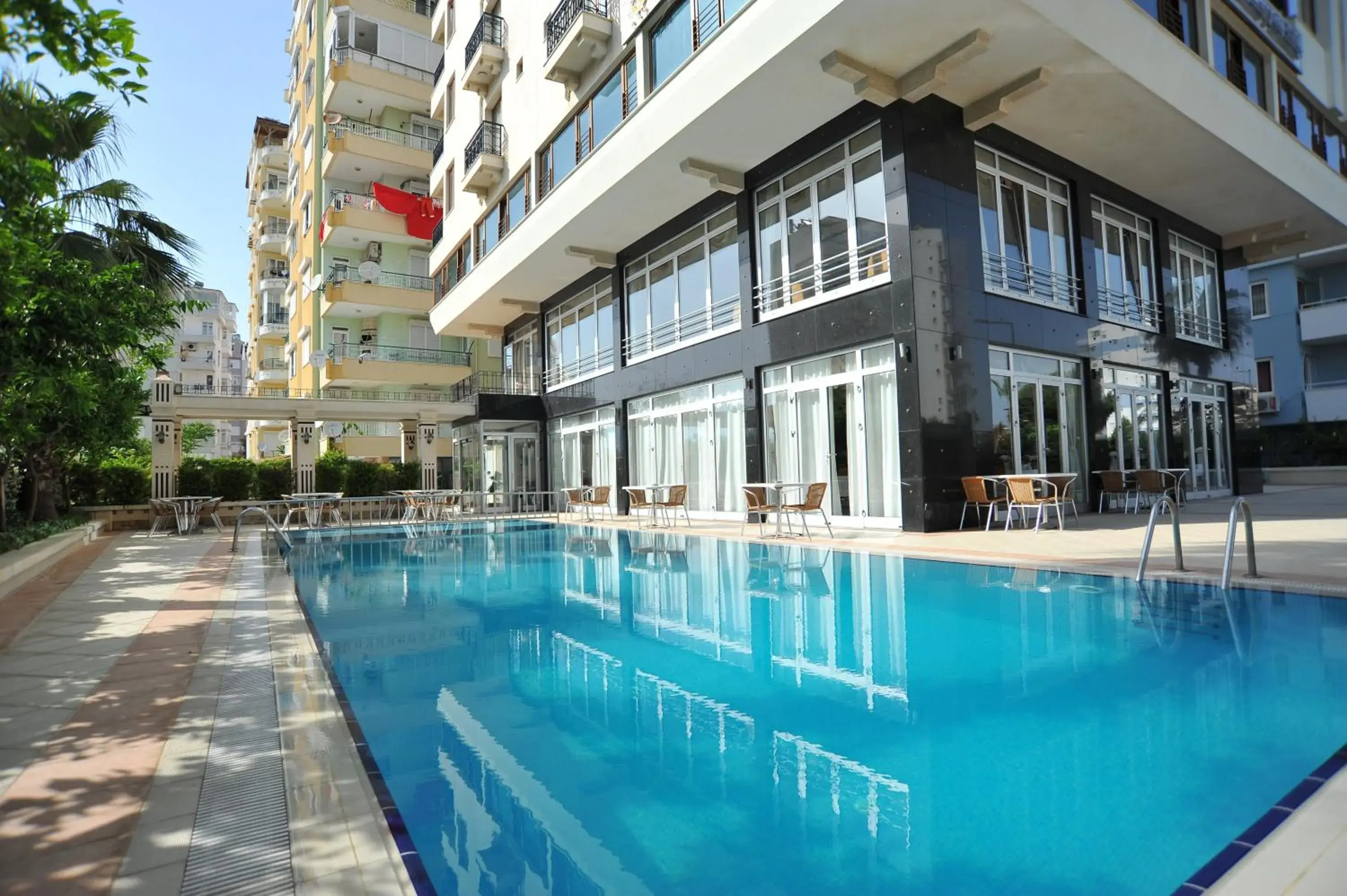 Property building, Swimming Pool in Hotel Royal Hill