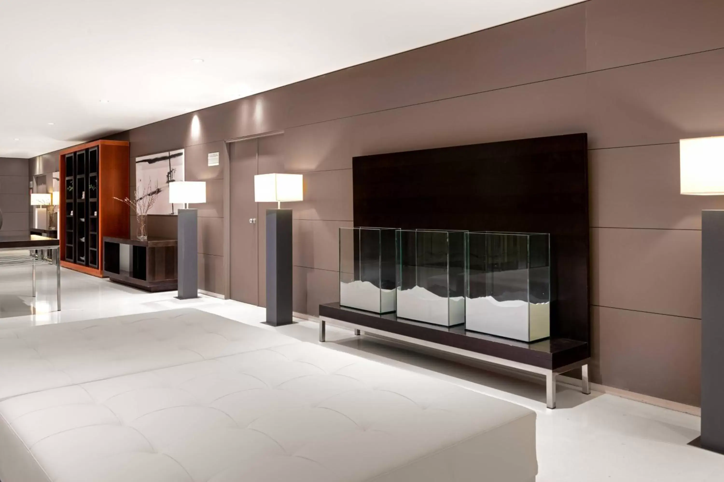 Lobby or reception, TV/Entertainment Center in AC Hotel La Rioja by Marriott