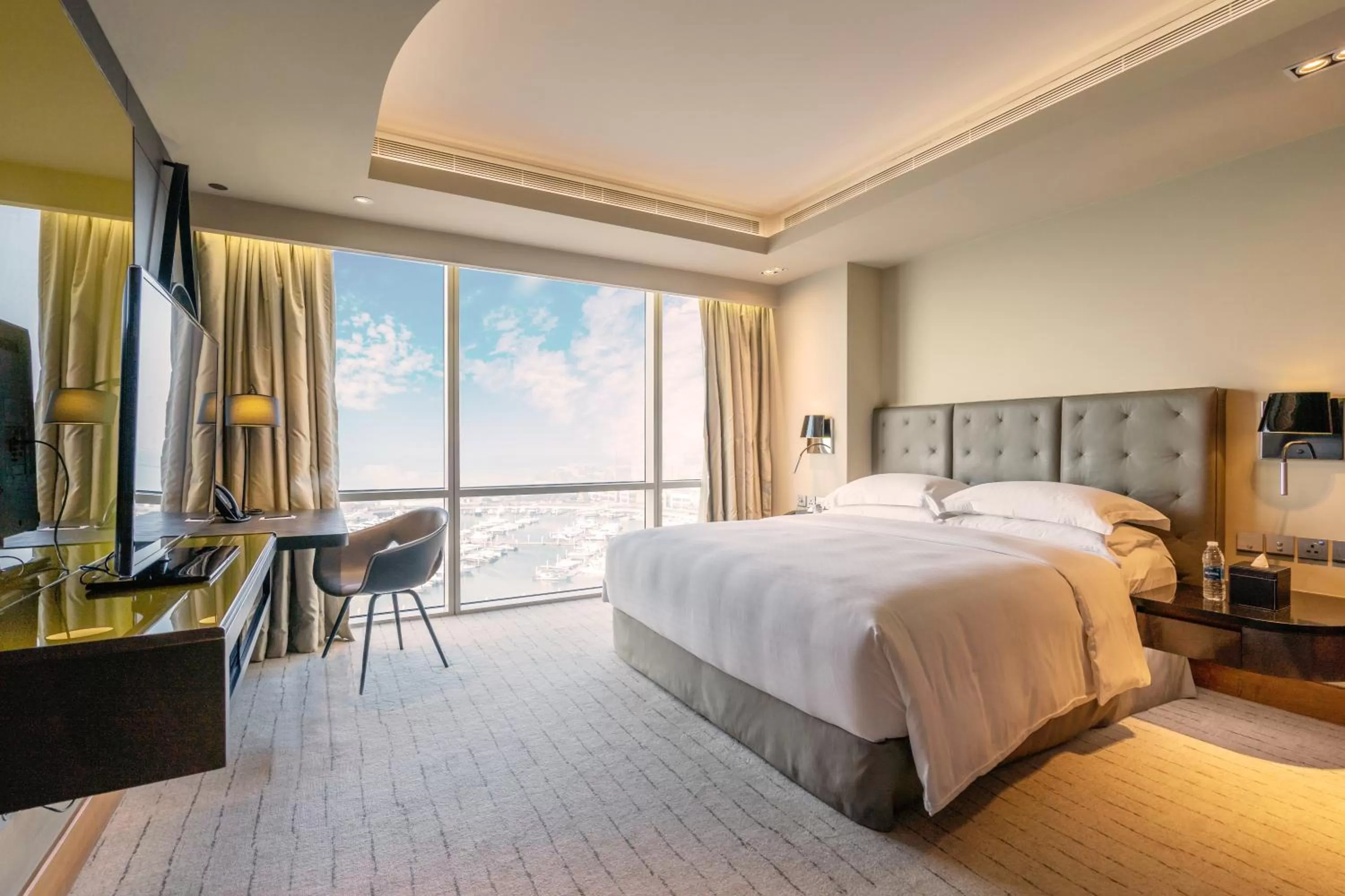 Bathroom, Bed in The Art Hotel & Resort