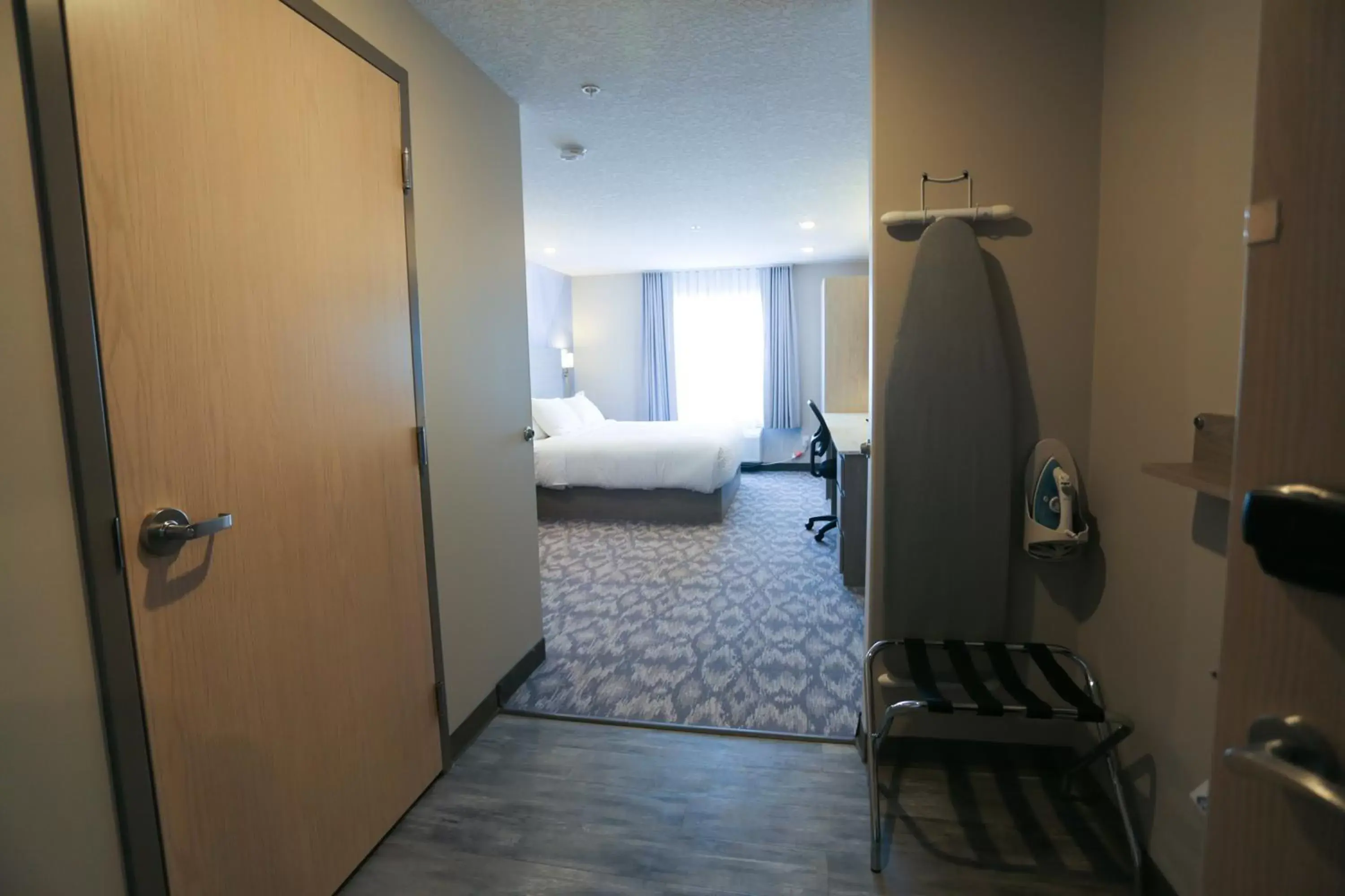 Bedroom, Bed in Days Inn by Wyndham Calgary North Balzac