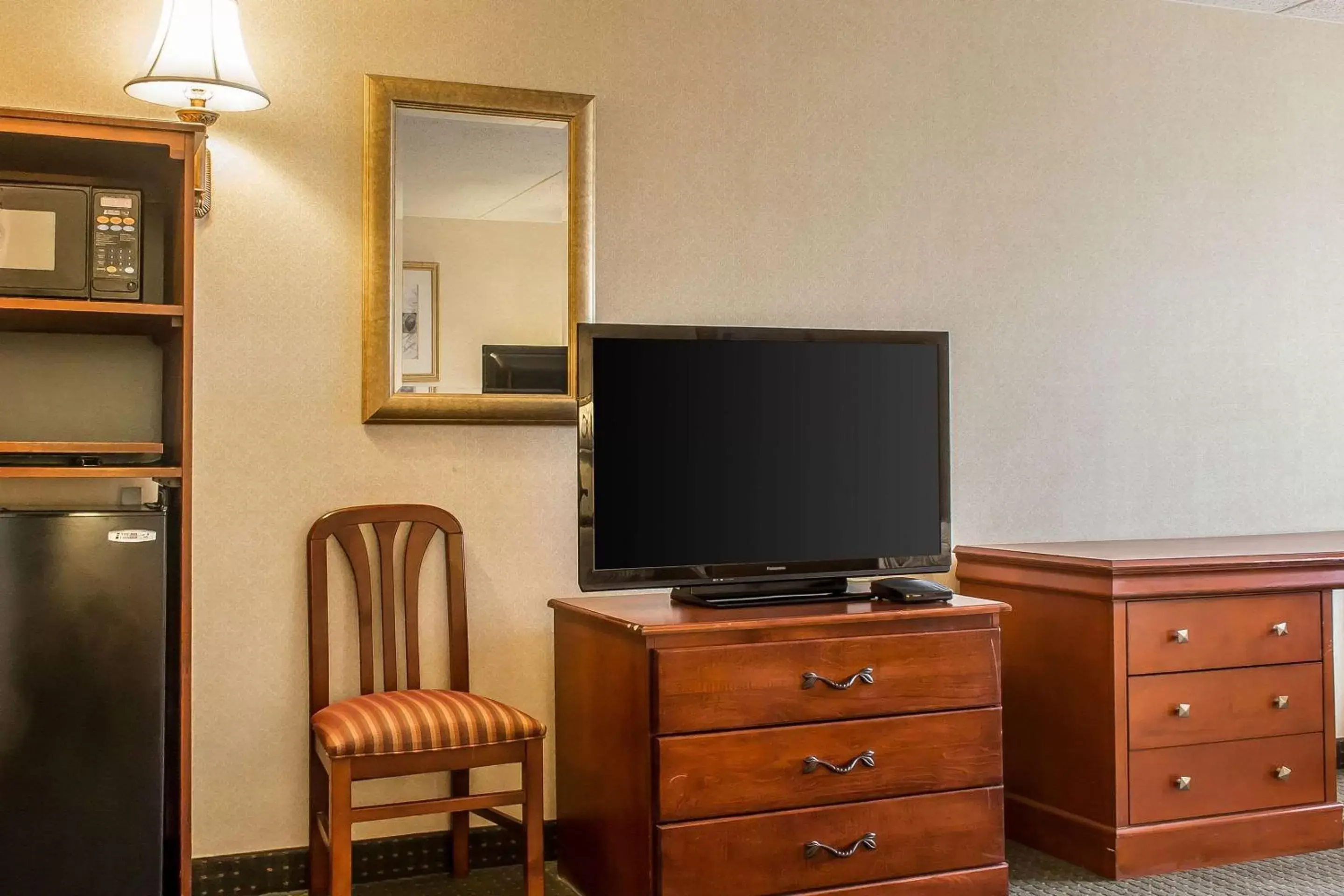 Bedroom, TV/Entertainment Center in Quality Inn Hackettstown - Long Valley