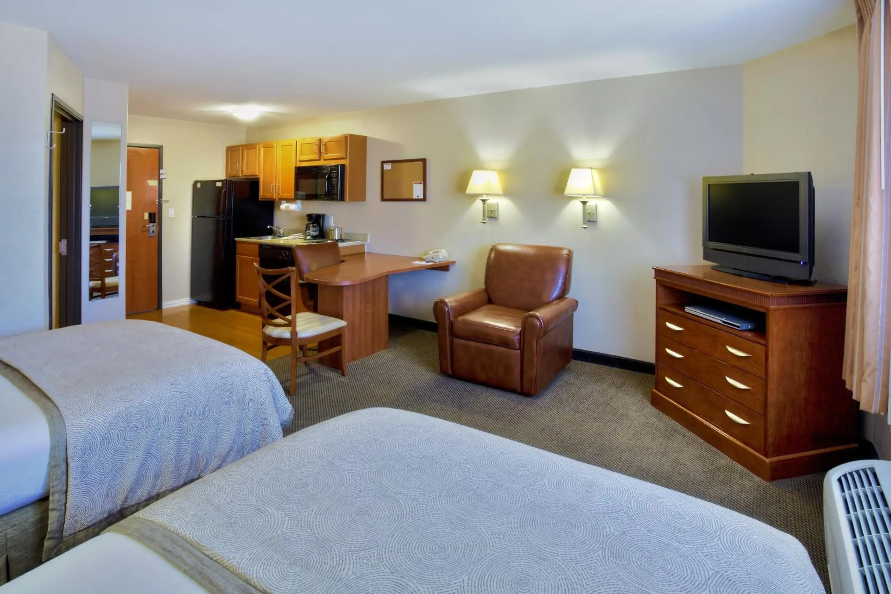 Photo of the whole room, TV/Entertainment Center in Candlewood Suites Killeen, an IHG Hotel