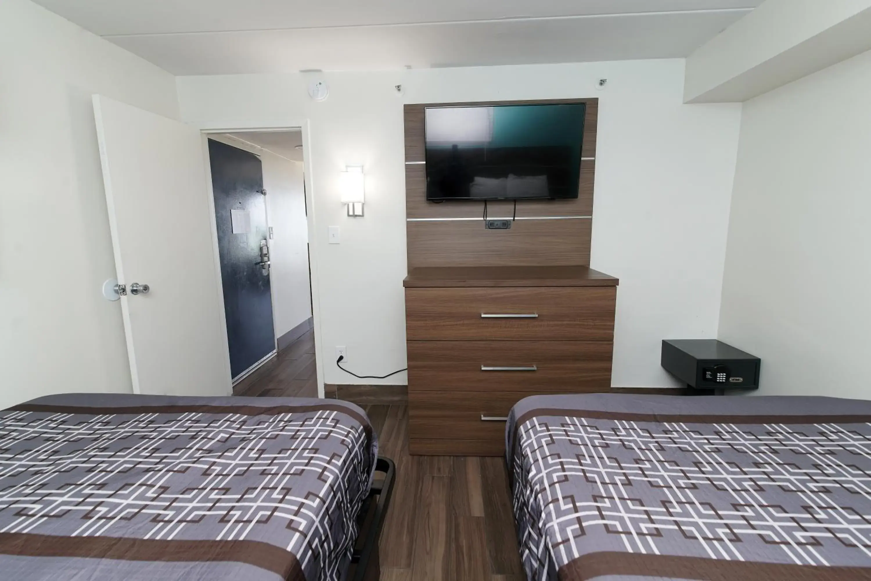 Bedroom, TV/Entertainment Center in Marjac Suites Virginia Beach Oceanfront