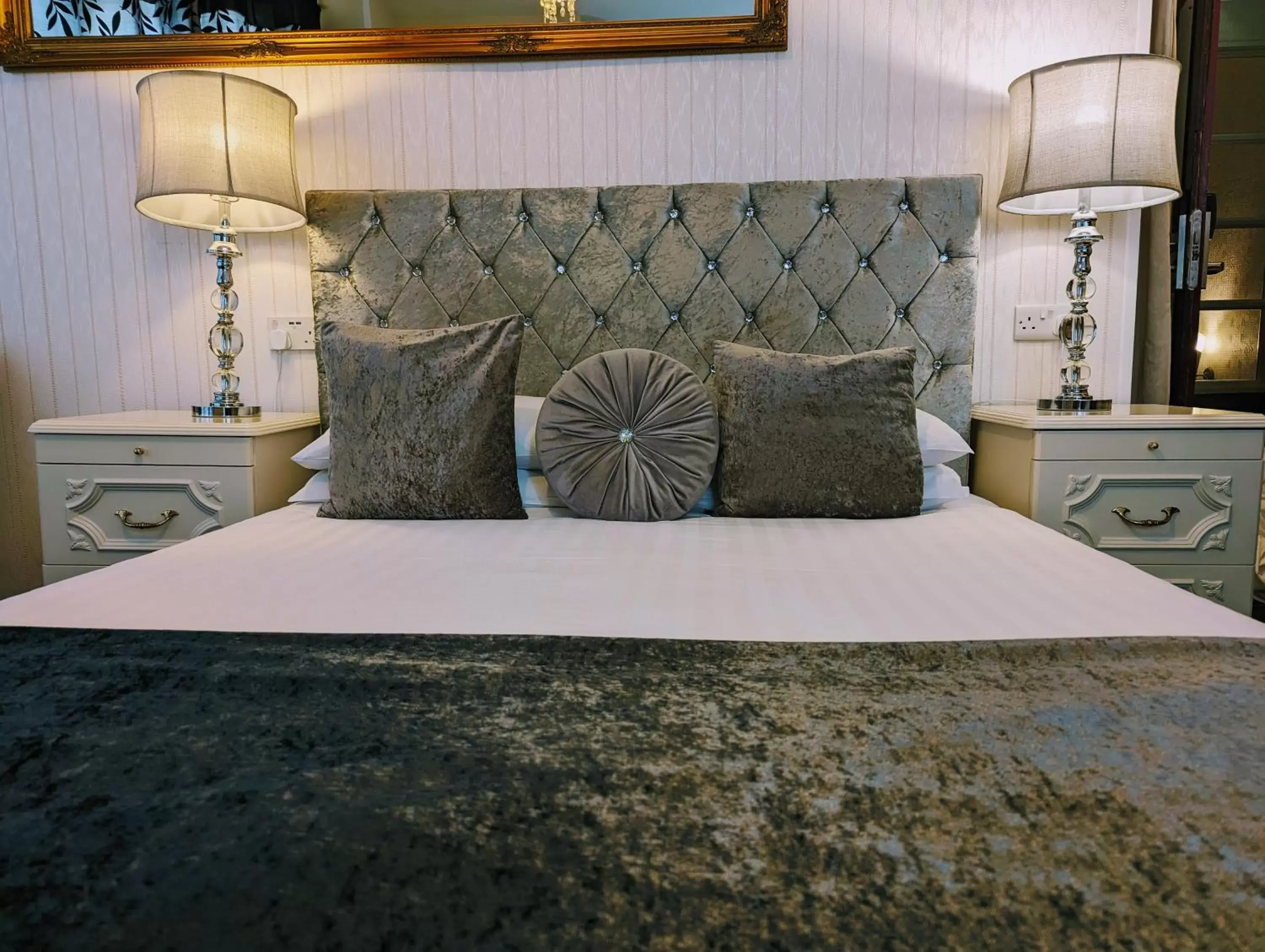 Bed in Brookside Hotel & Restaurant