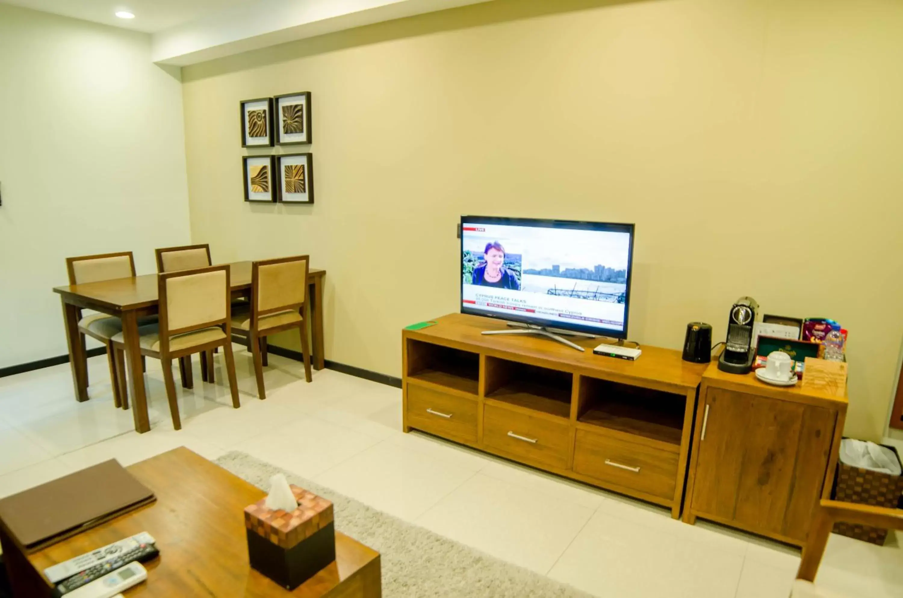 Living room, TV/Entertainment Center in The Somerset Hotel