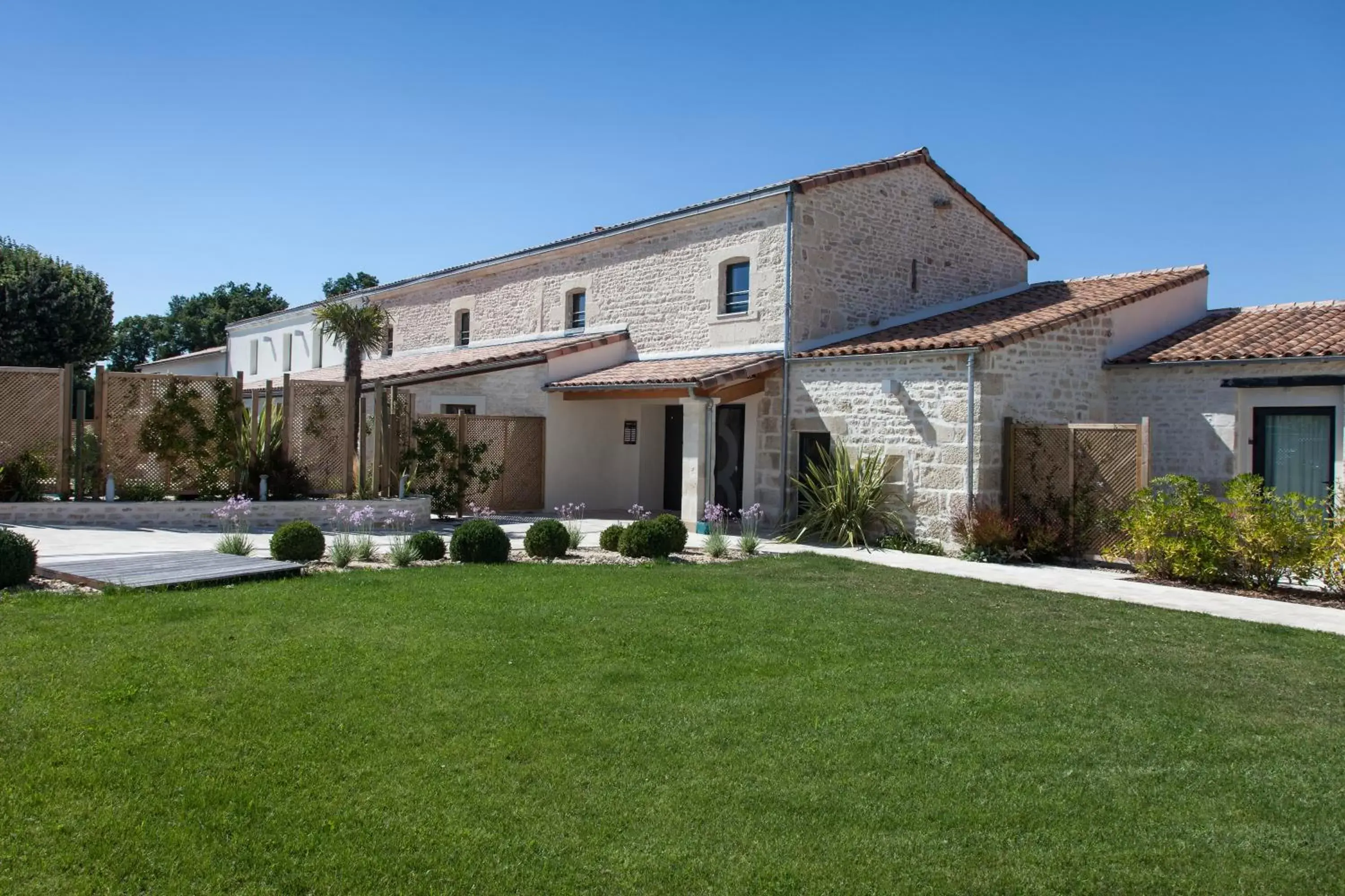 Property building, Garden in The Originals Boutique, Hôtel La Grange, Niort (Qualys-Hotel)