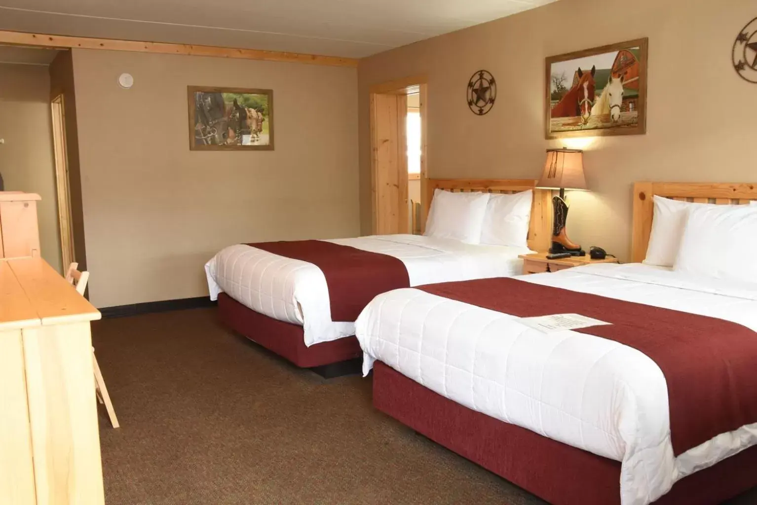 Bedroom, Bed in Woodside Dells Hotel & Suites