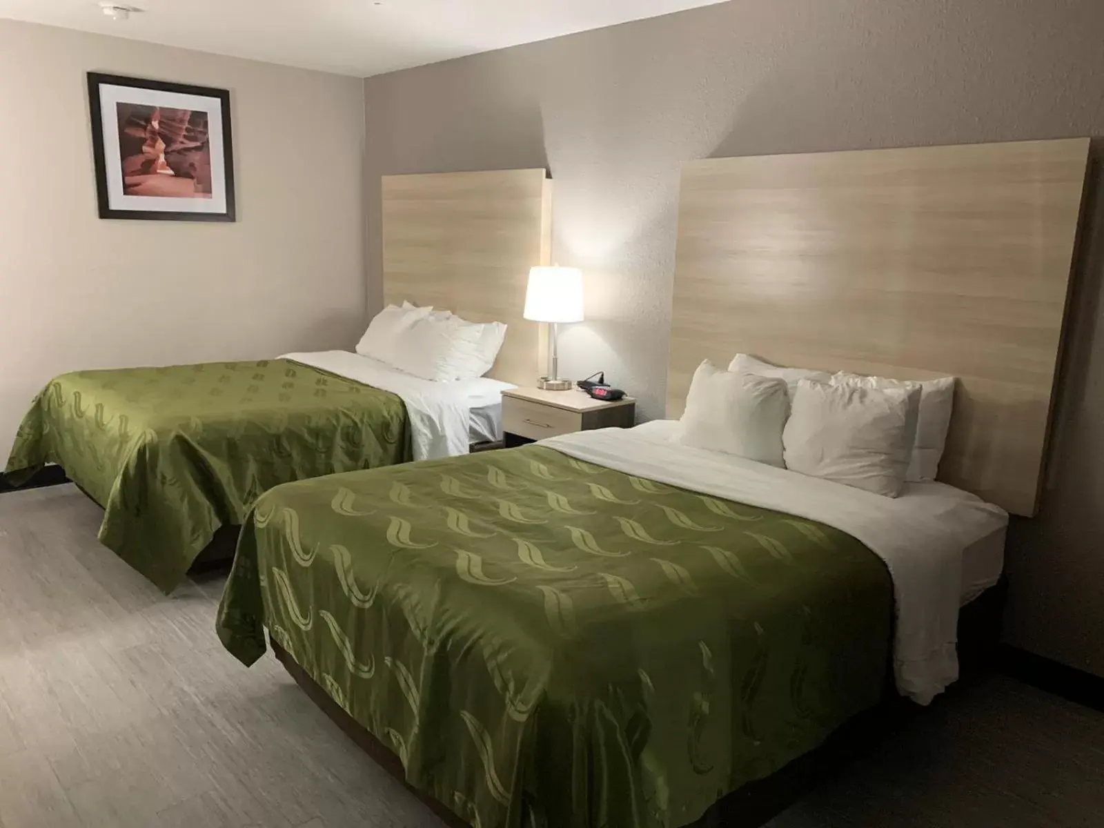 Bed in Quality Inn Airport East Bed in Quality Inn Airport East