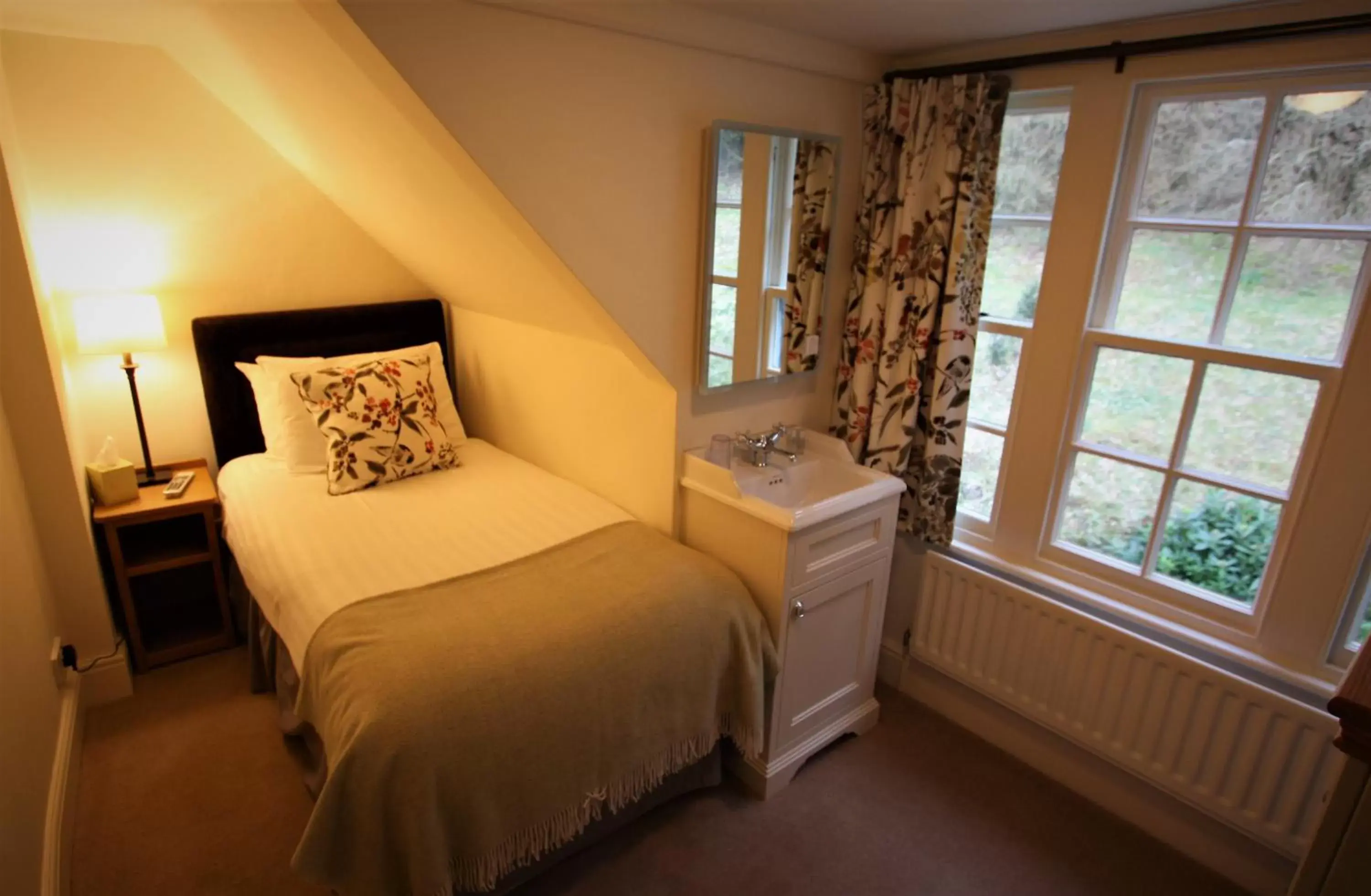 Bedroom, Bed in Ravenstone Manor