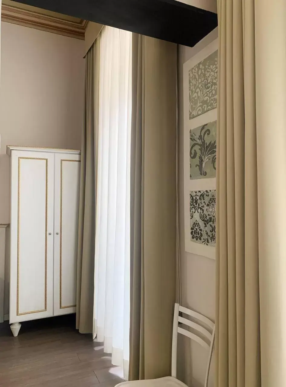 wardrobe, Seating Area in Hotel Genova Liberty