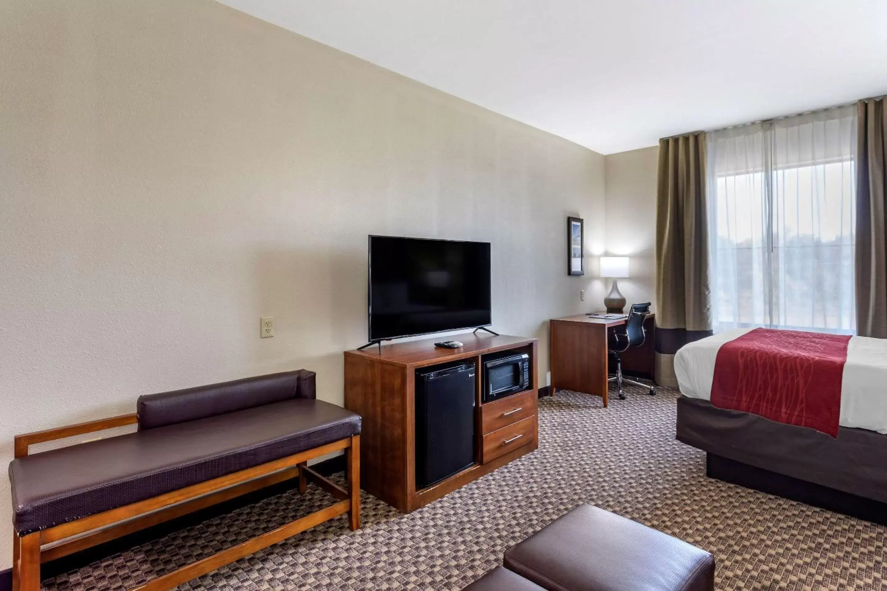Photo of the whole room, TV/Entertainment Center in Comfort Inn & Suites Atoka-Millington