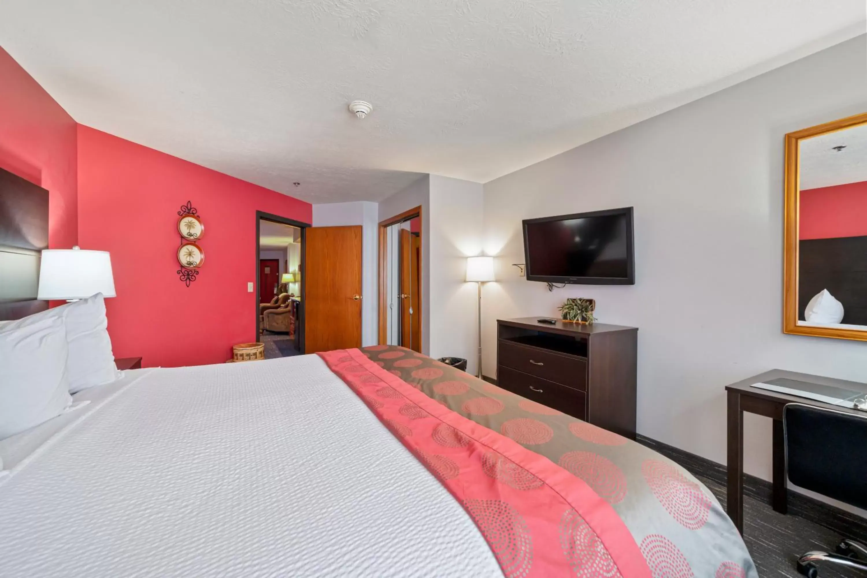 TV and multimedia, TV/Entertainment Center in Ramada by Wyndham Sioux Falls Airport - Waterpark Resort & Event Center