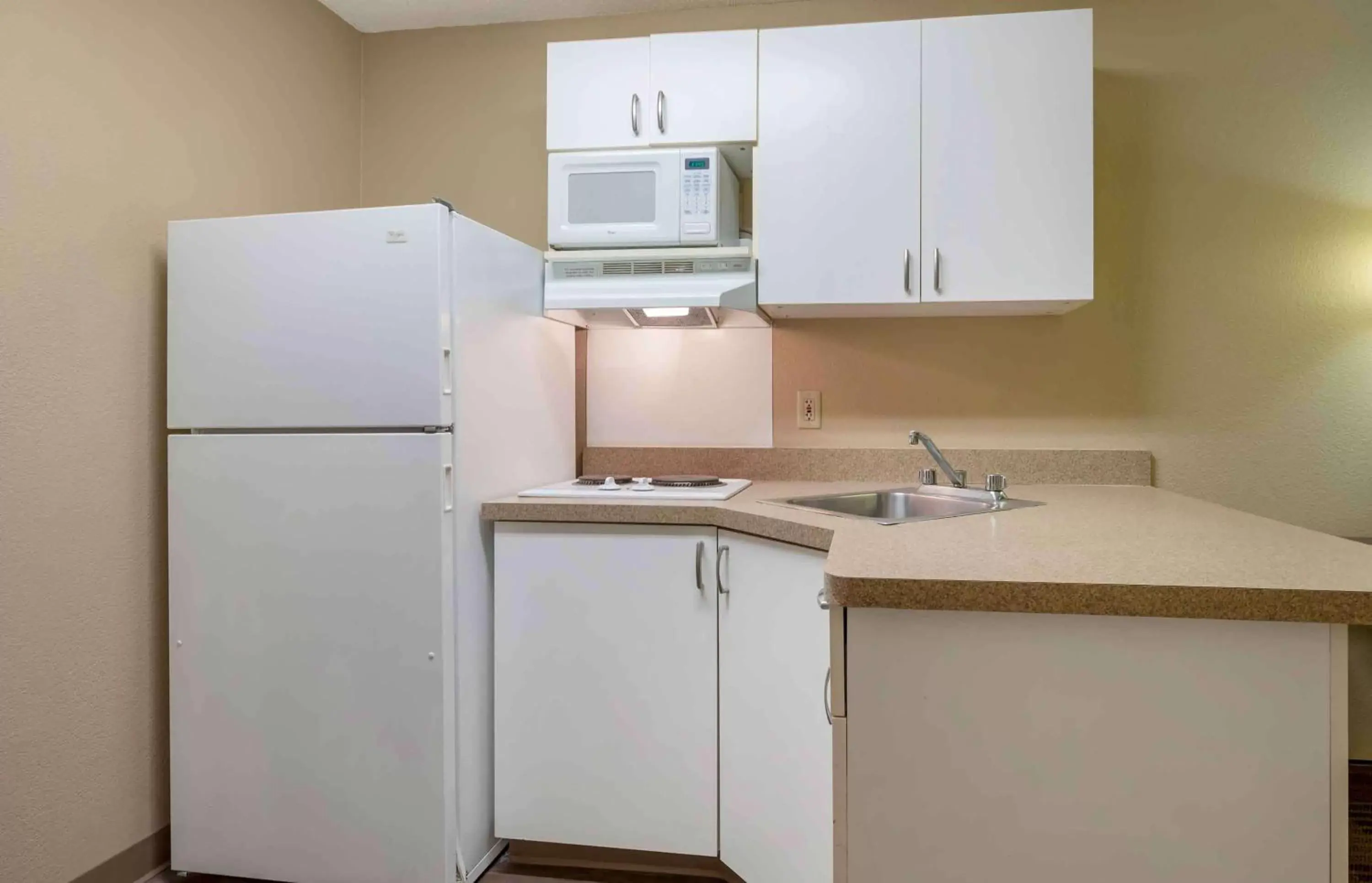 Bedroom, Kitchen/Kitchenette in Extended Stay America Suites - Chicago - Schaumburg - I-90