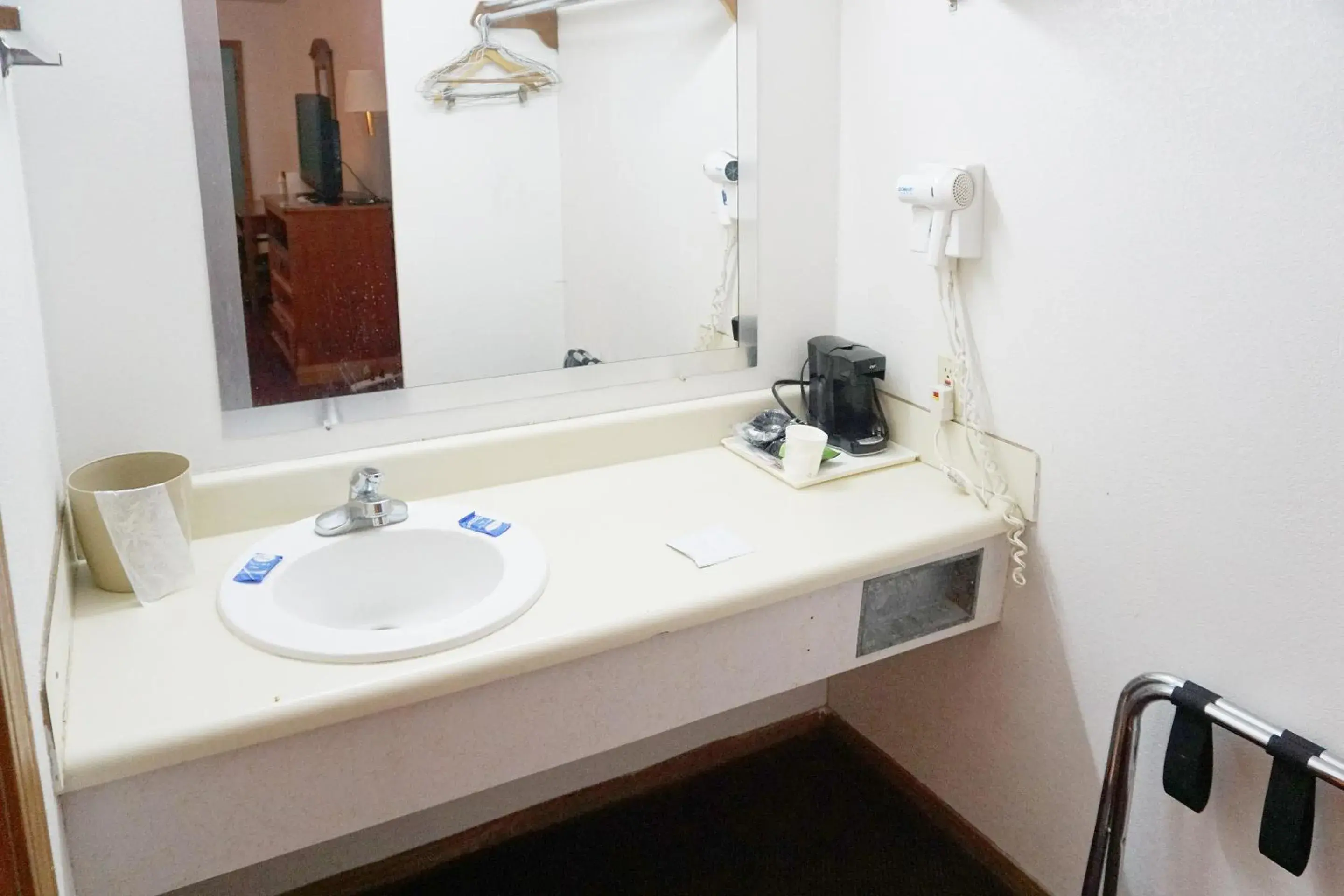 Bathroom, Coffee/Tea Facilities in OYO Hotel Altus N Main St