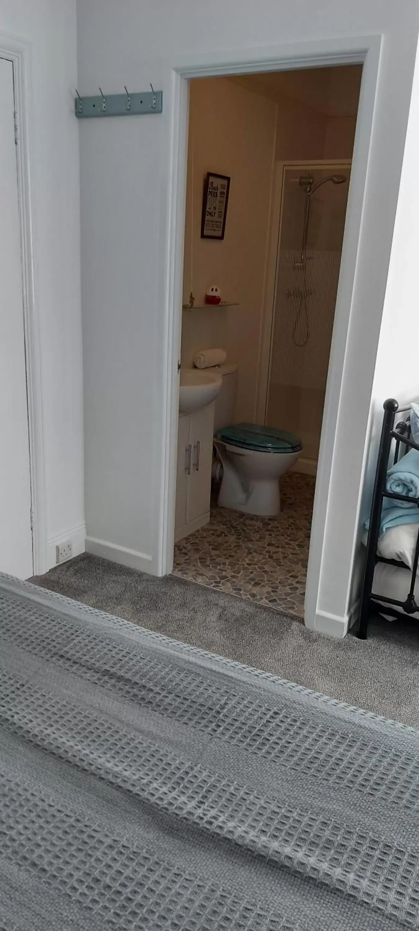 Bathroom, Bed in Trentham House