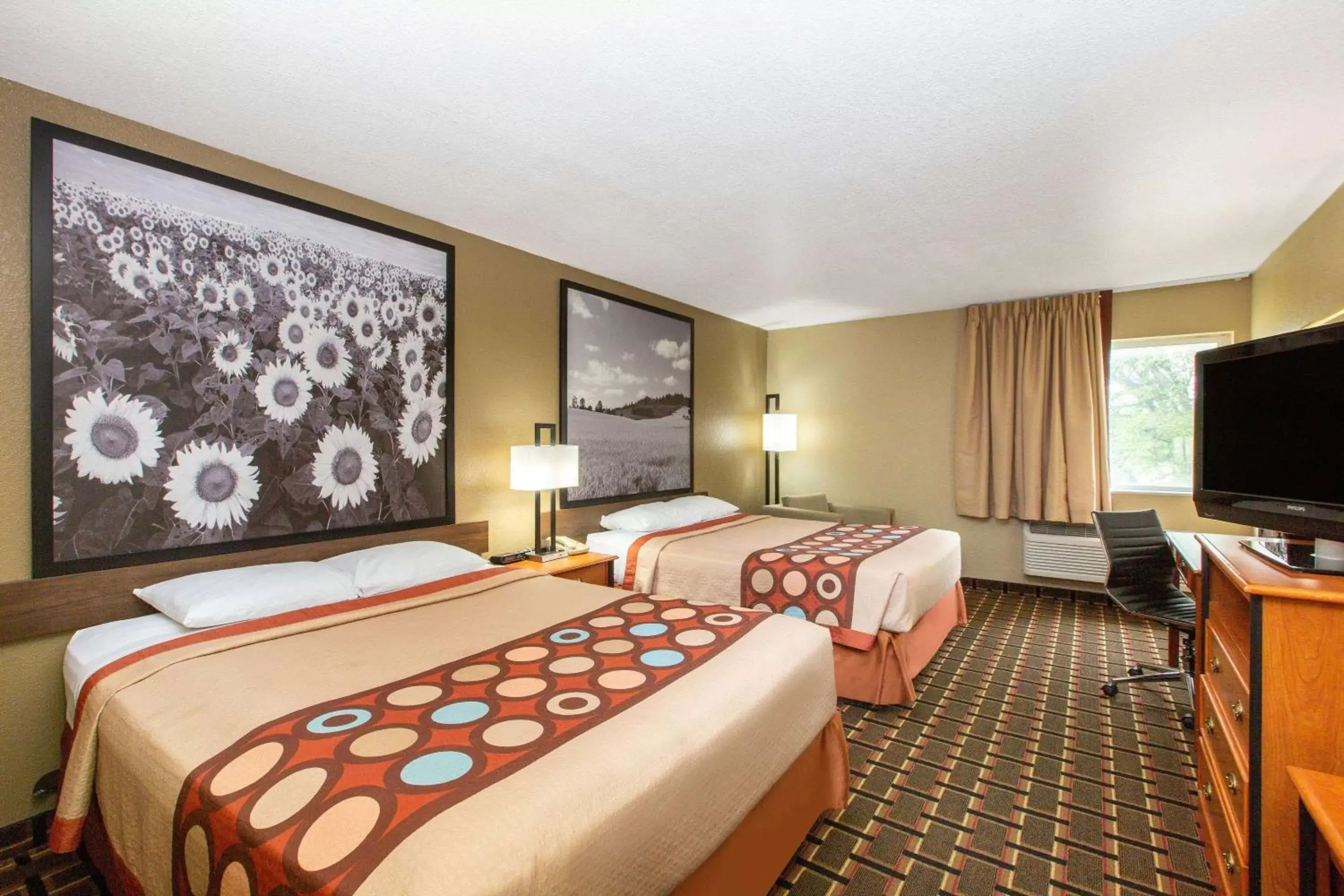 Photo of the whole room, Bed in Super 8 by Wyndham Ottawa