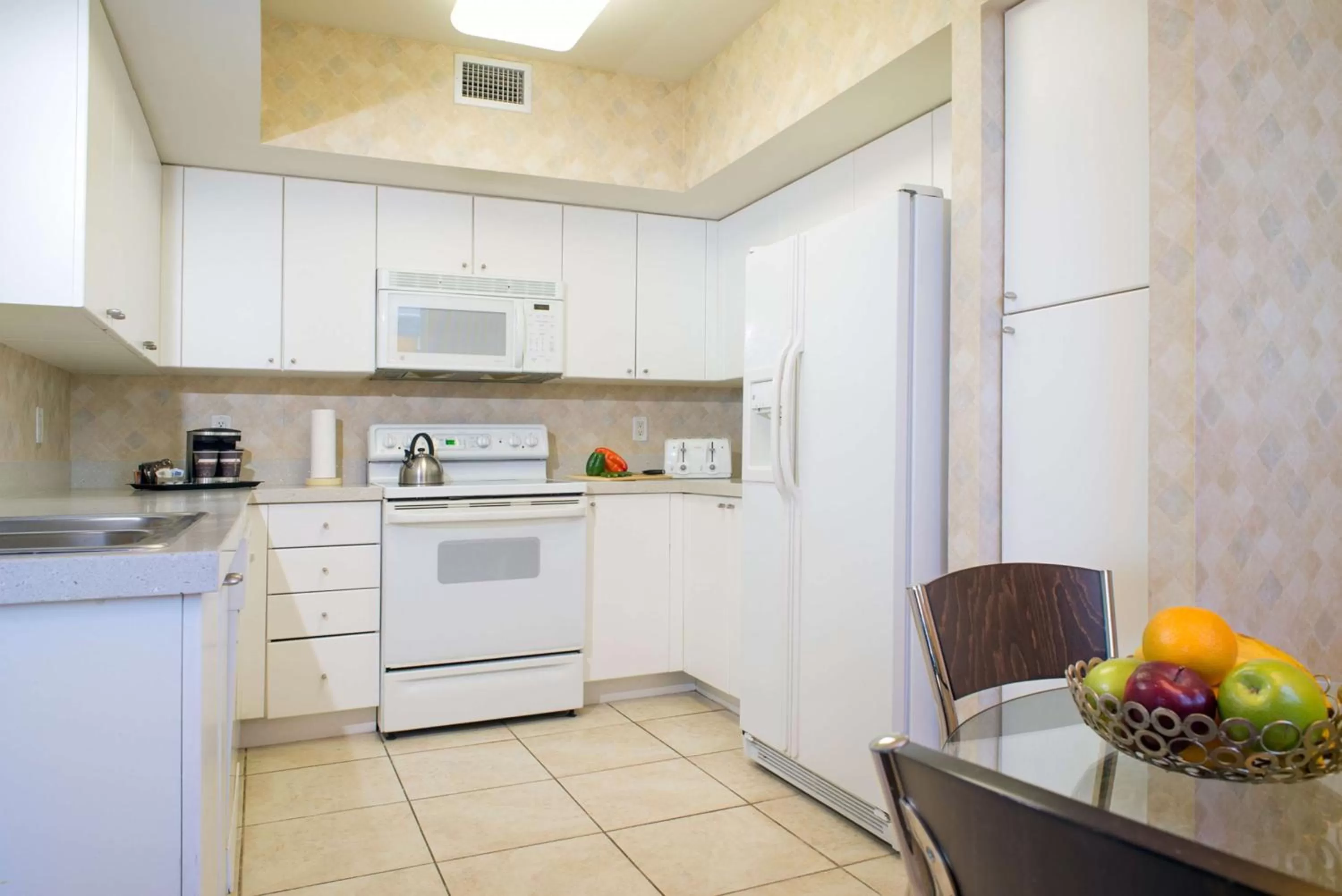 Kitchen or kitchenette in DoubleTree by Hilton Ocean Point Resort - North Miami Beach