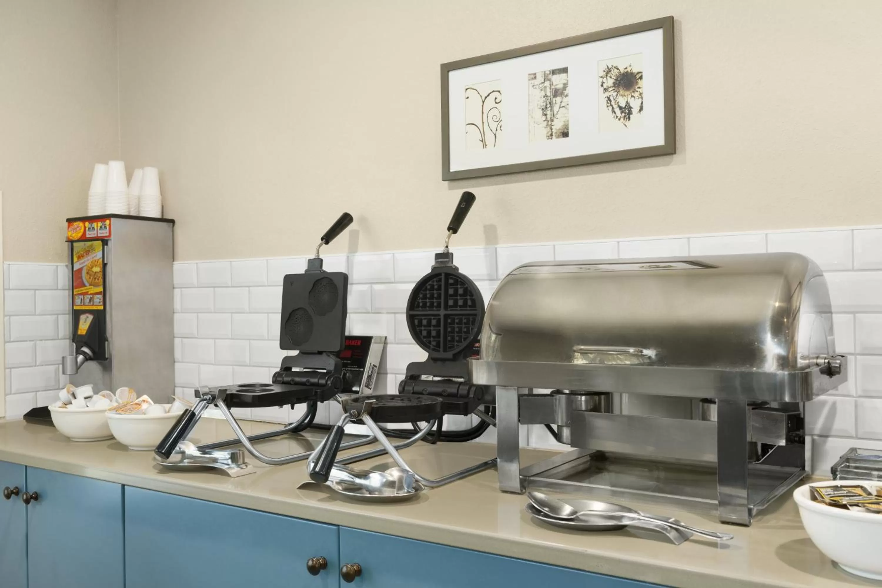 Buffet breakfast in Country Inn & Suites by Radisson, Platteville, WI