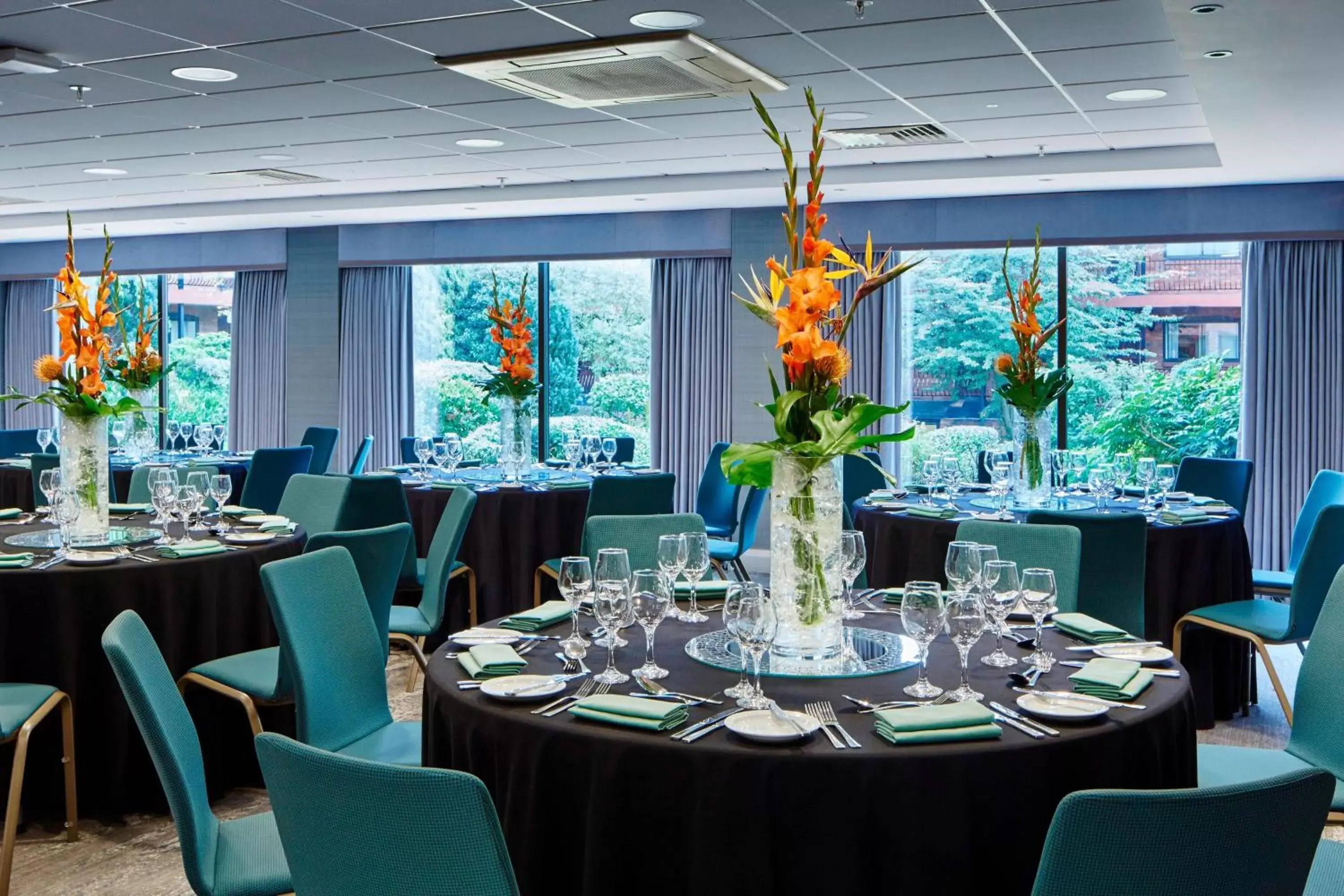 Meeting/conference room, Restaurant/Places to Eat in Delta Hotels by Marriott Manchester Airport