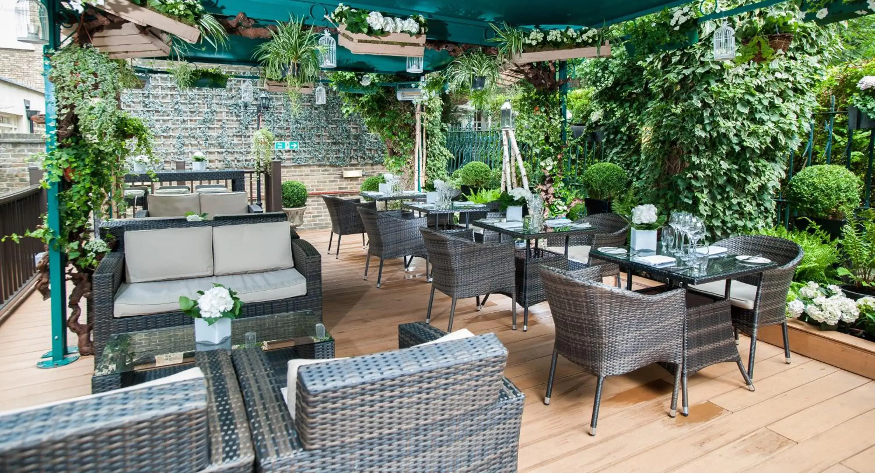 Balcony/Terrace, Restaurant/Places to Eat in The Montague On The Gardens
