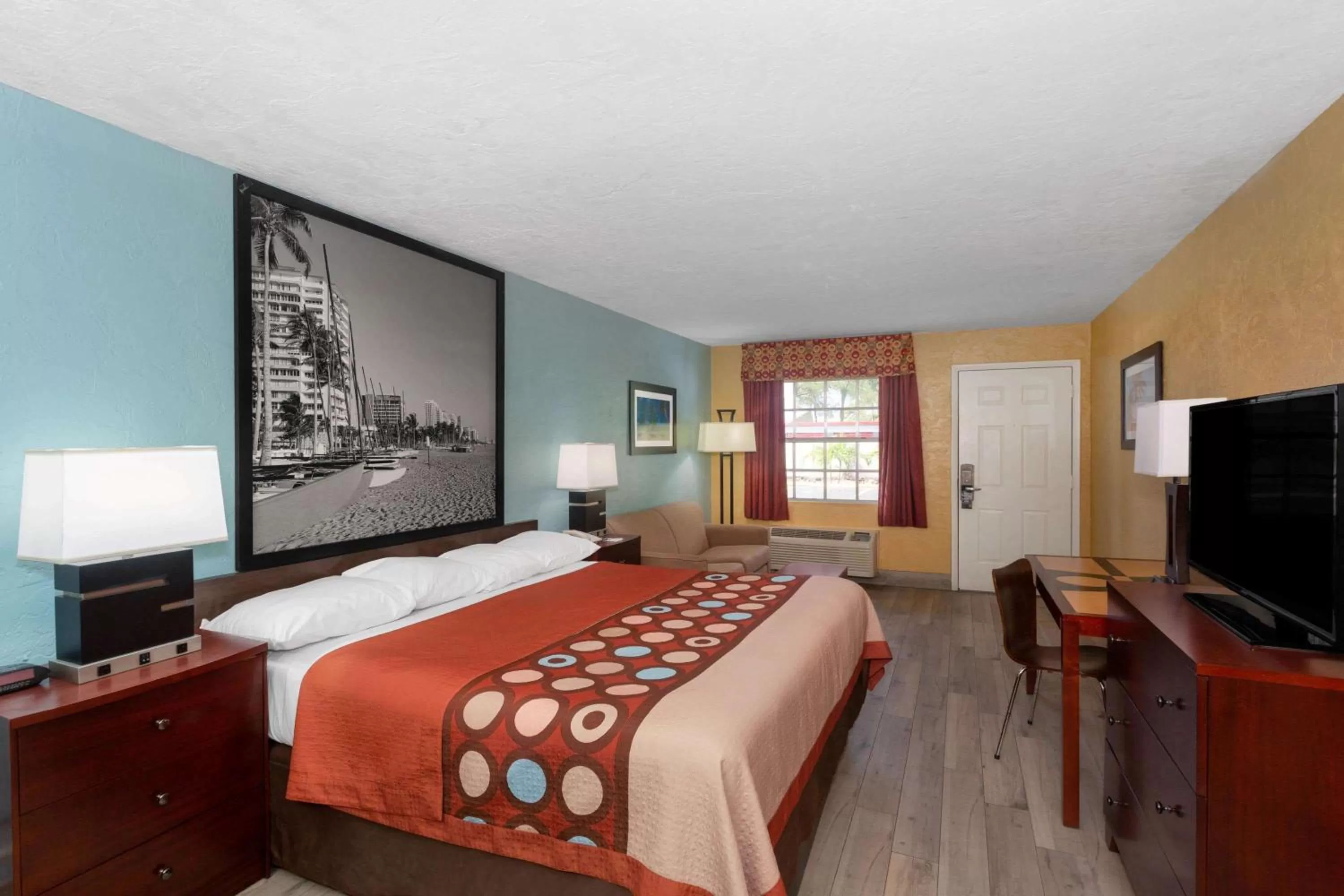 Photo of the whole room, Bed in Super 8 by Wyndham Bradenton Sarasota Area