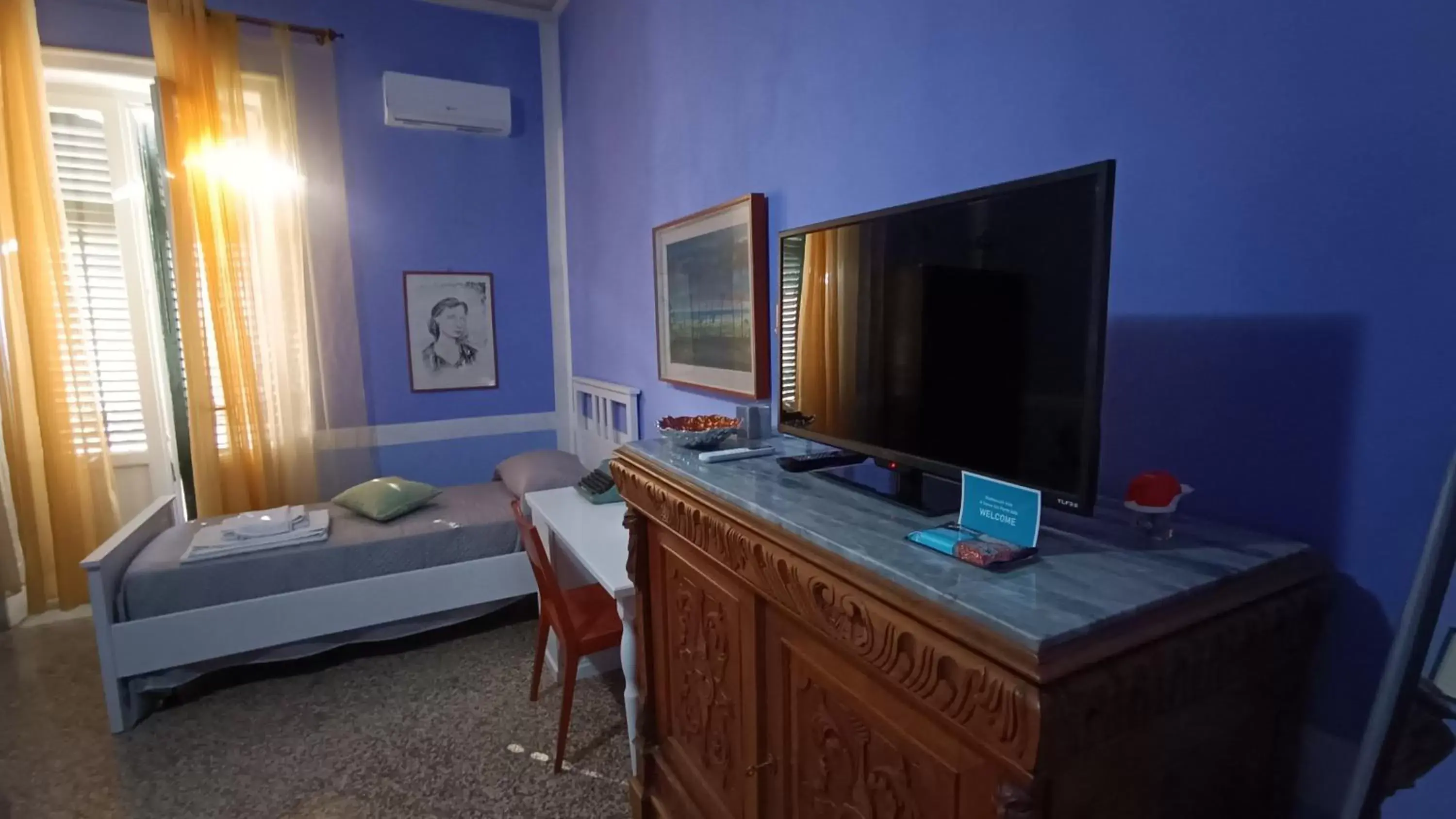 Bed, TV/Entertainment Center in Mabbonath B&B - Il Genio del Porto