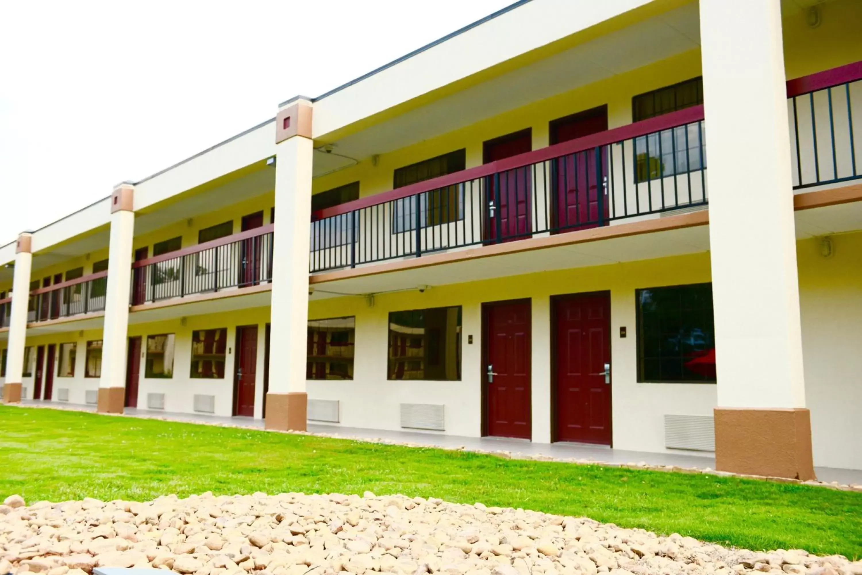 Property building in Red Roof Inn & Suites Commerce - Athens Property building in Red Roof Inn & Suites Commerce - Athens