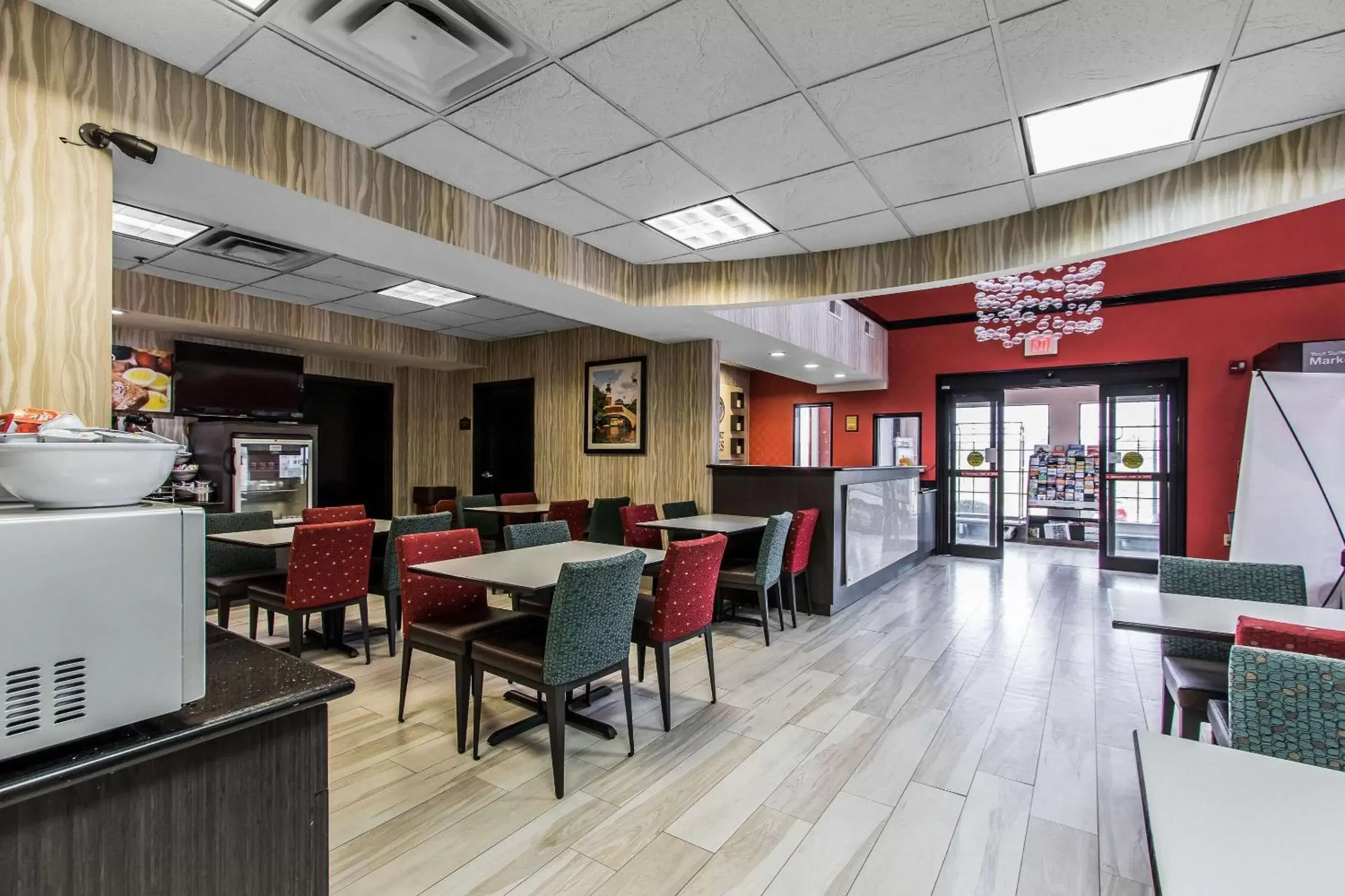 Restaurant/Places to Eat in Comfort Suites Fairgrounds West