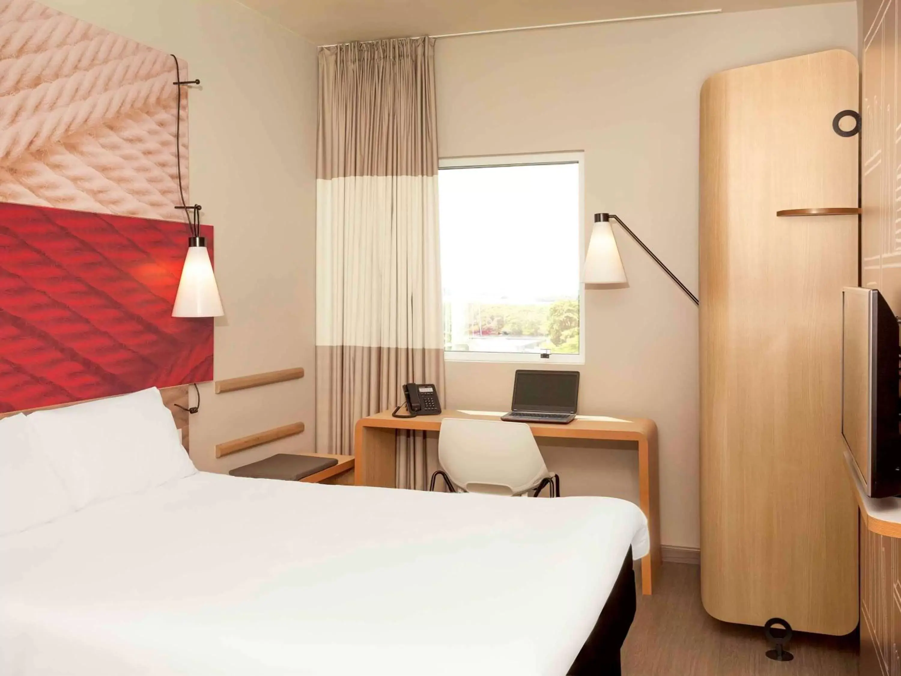 Photo of the whole room, Bed in ibis Paranagua