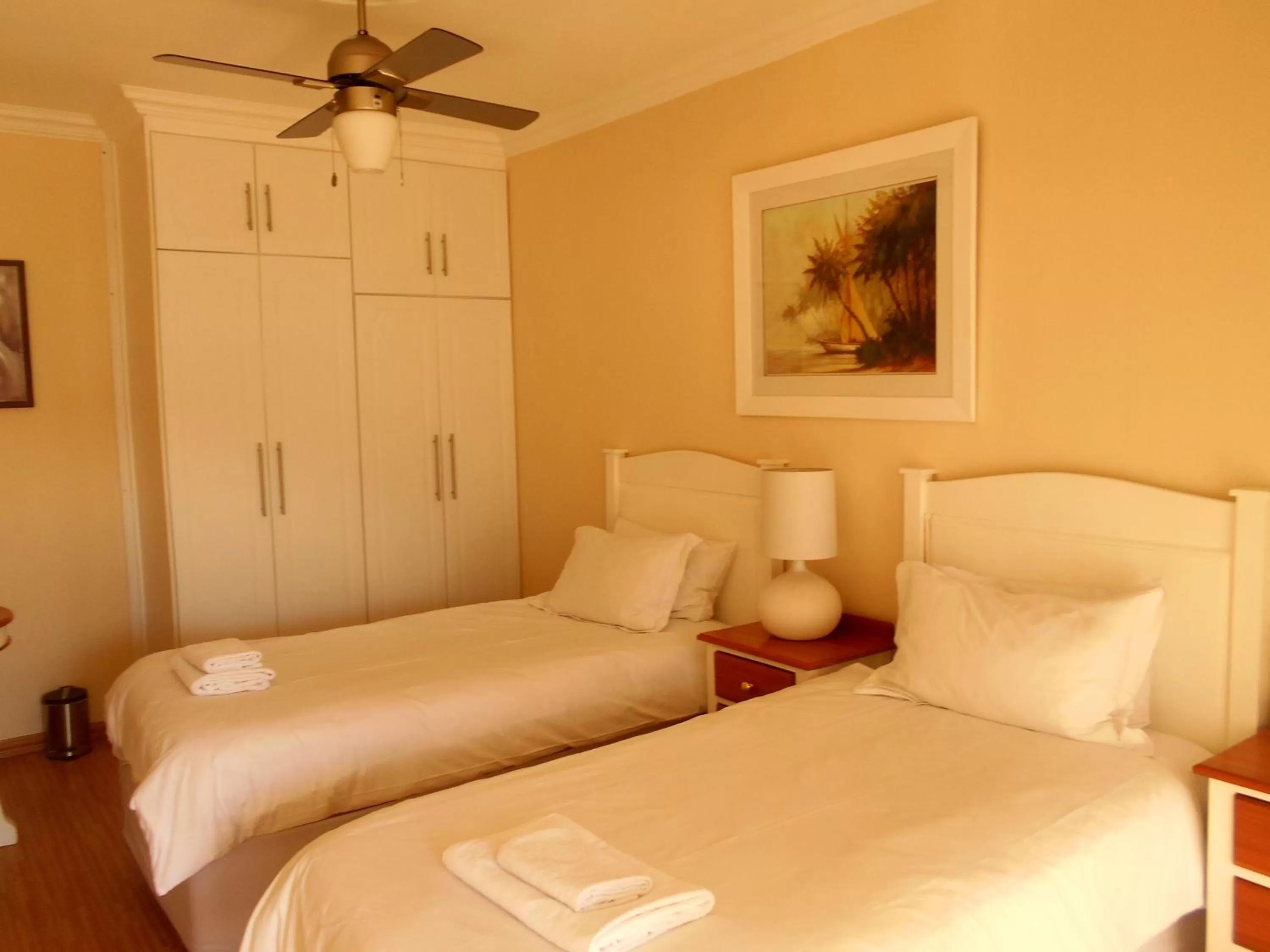 Photo of the whole room, Bed in Majestic