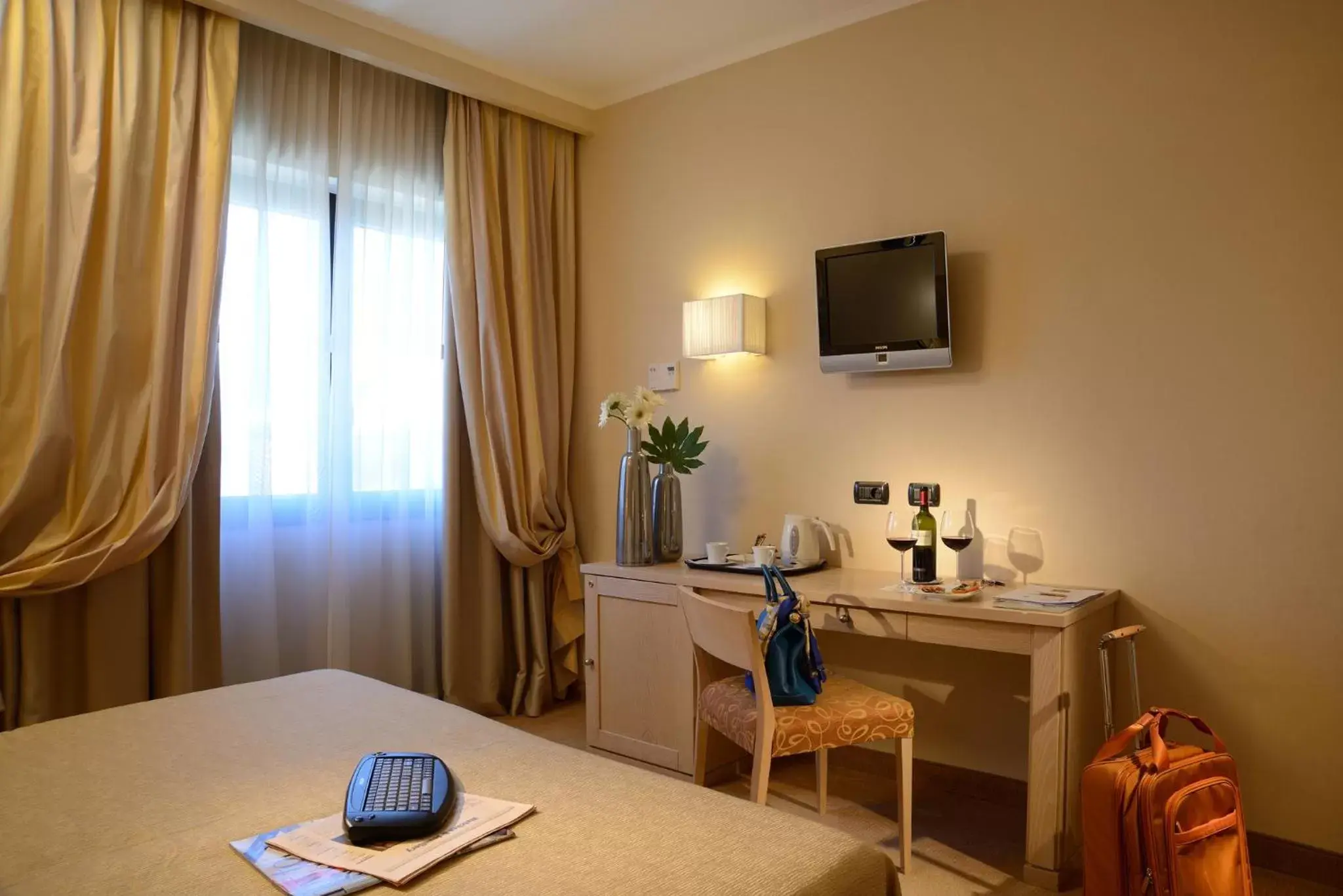 Bed, TV/Entertainment Center in Best Western Hotel Rome Airport