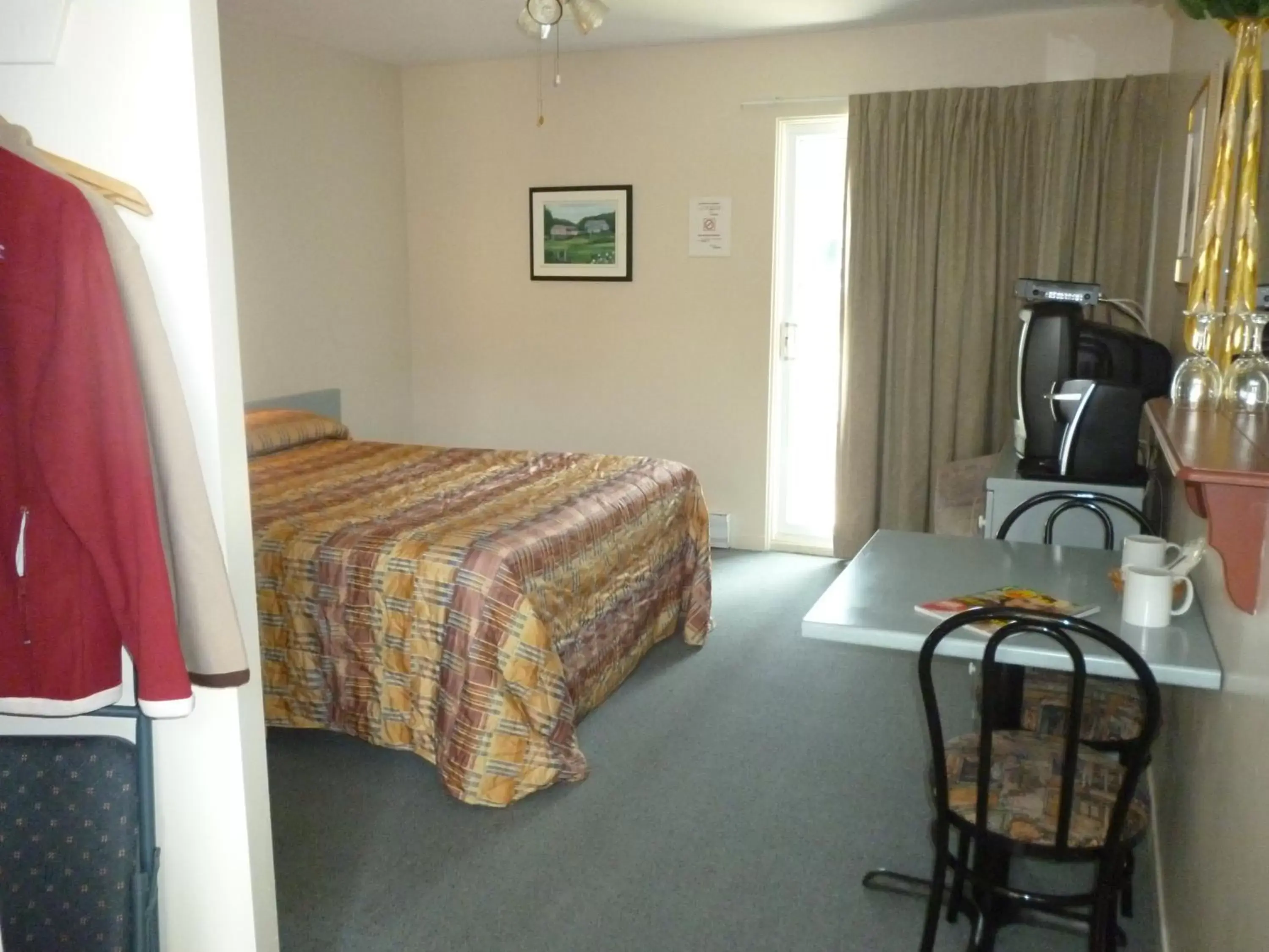 Bedroom, Bed in Motel de l'Anse a l'Eau