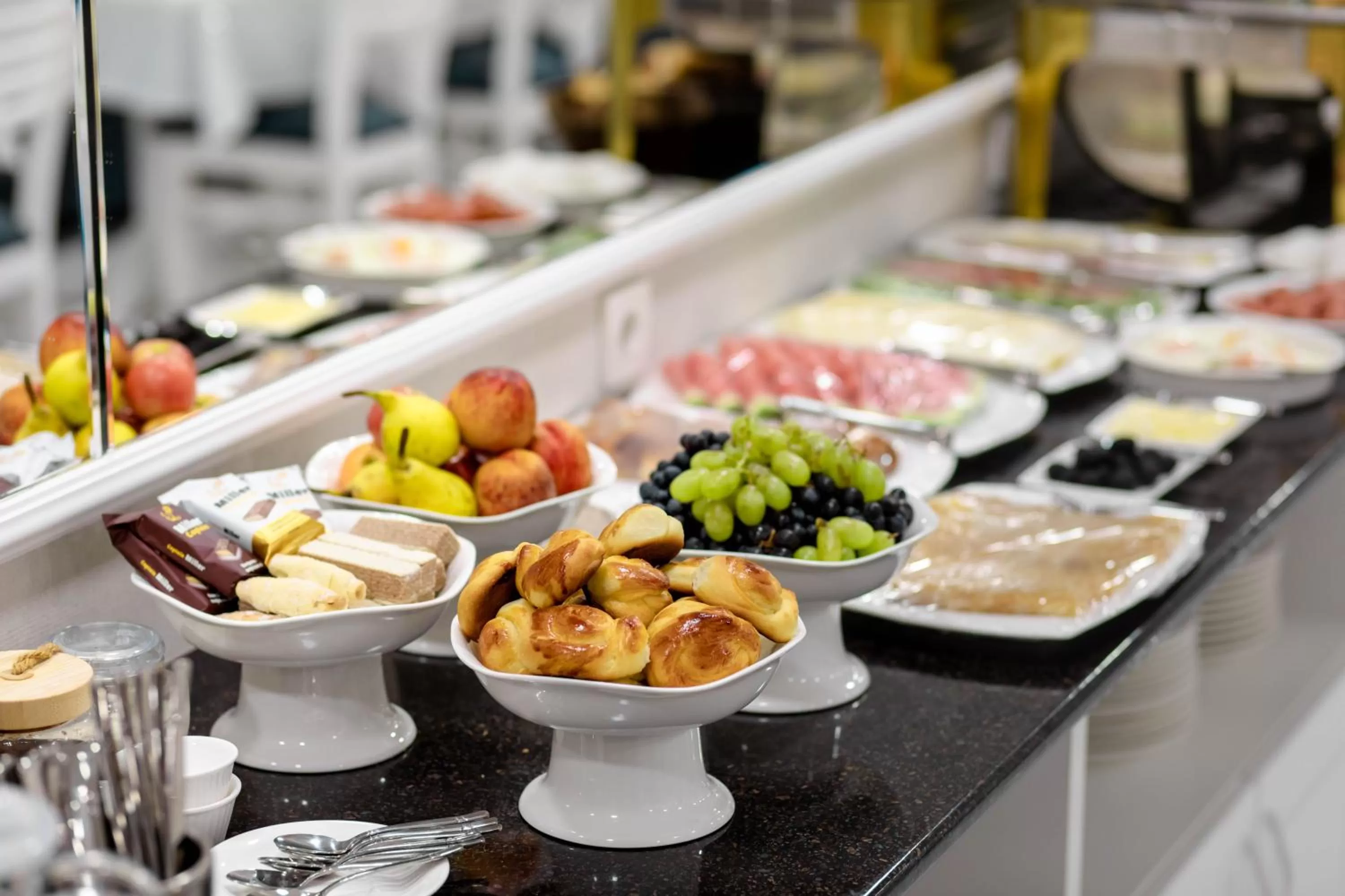 Food and drinks in Registon Saroy Hotel