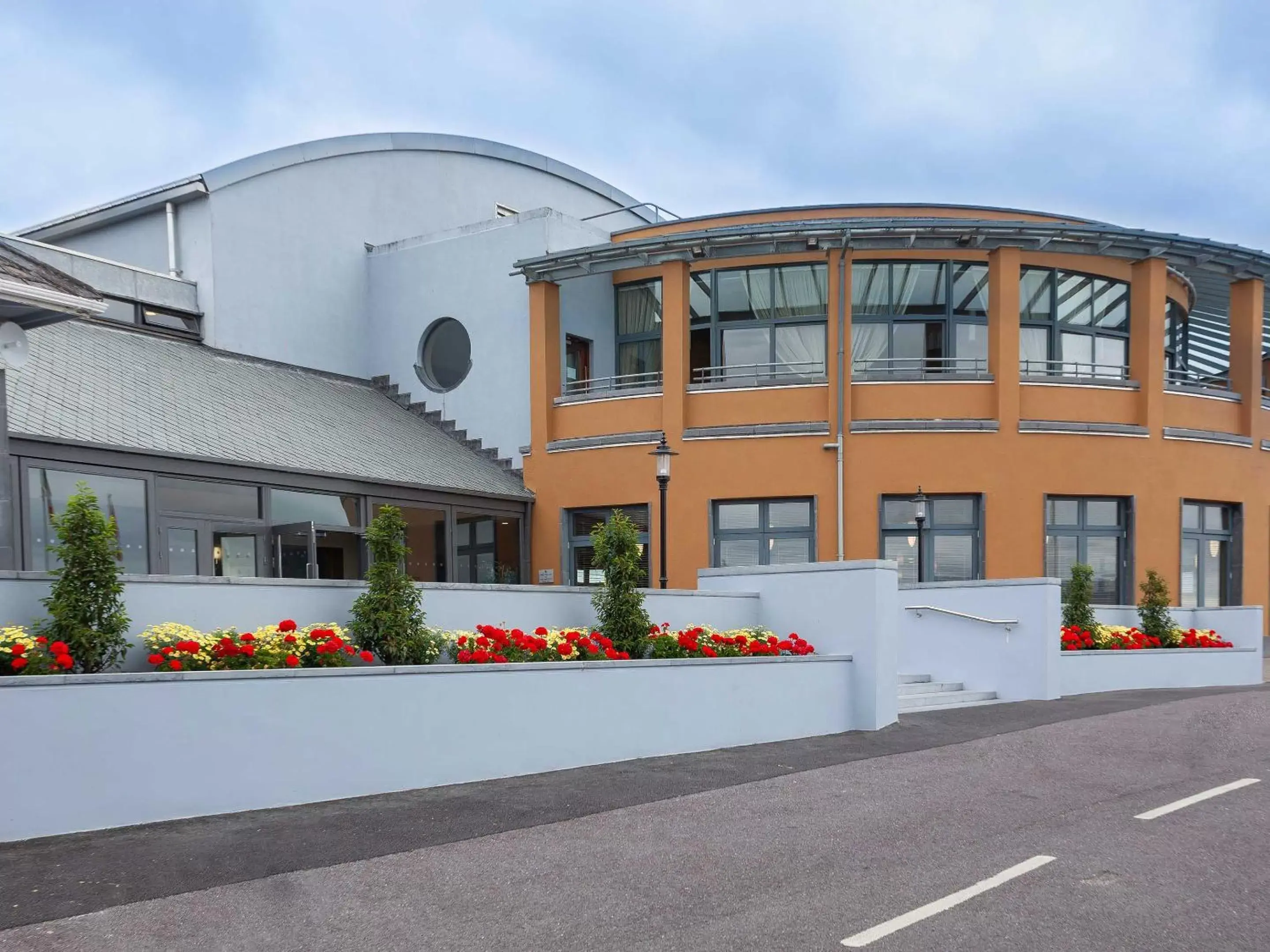 Facade/entrance, Property Building in Ballyroe Heights Hotel