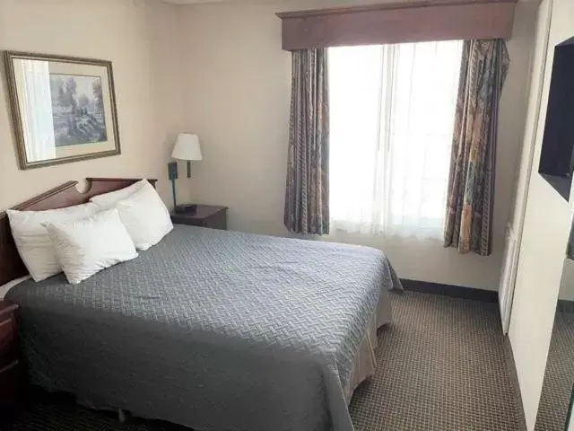 Bed in River Hills Hotel- Mankato