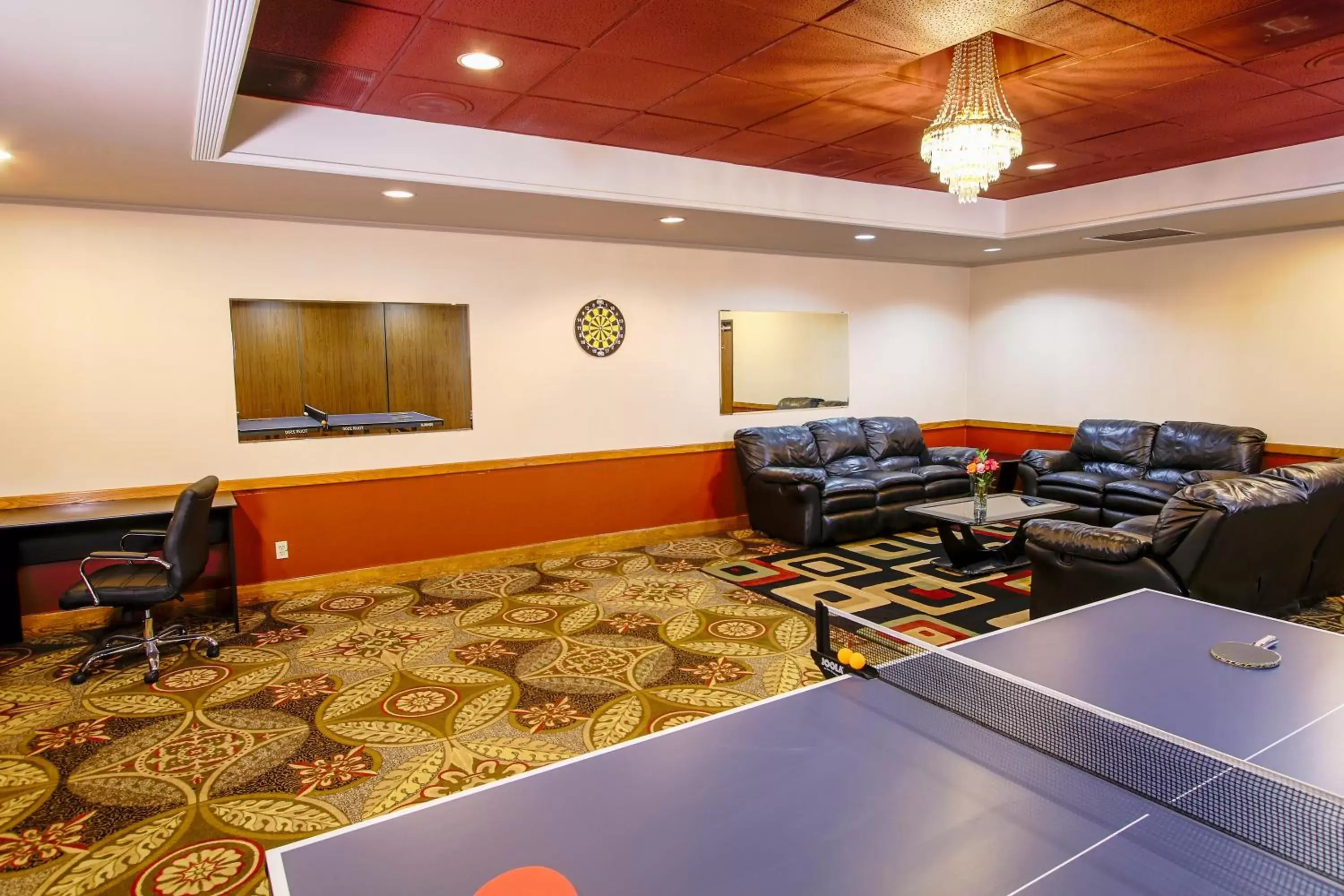 Communal lounge/ TV room in The Inn and Suites at 34 Fifty