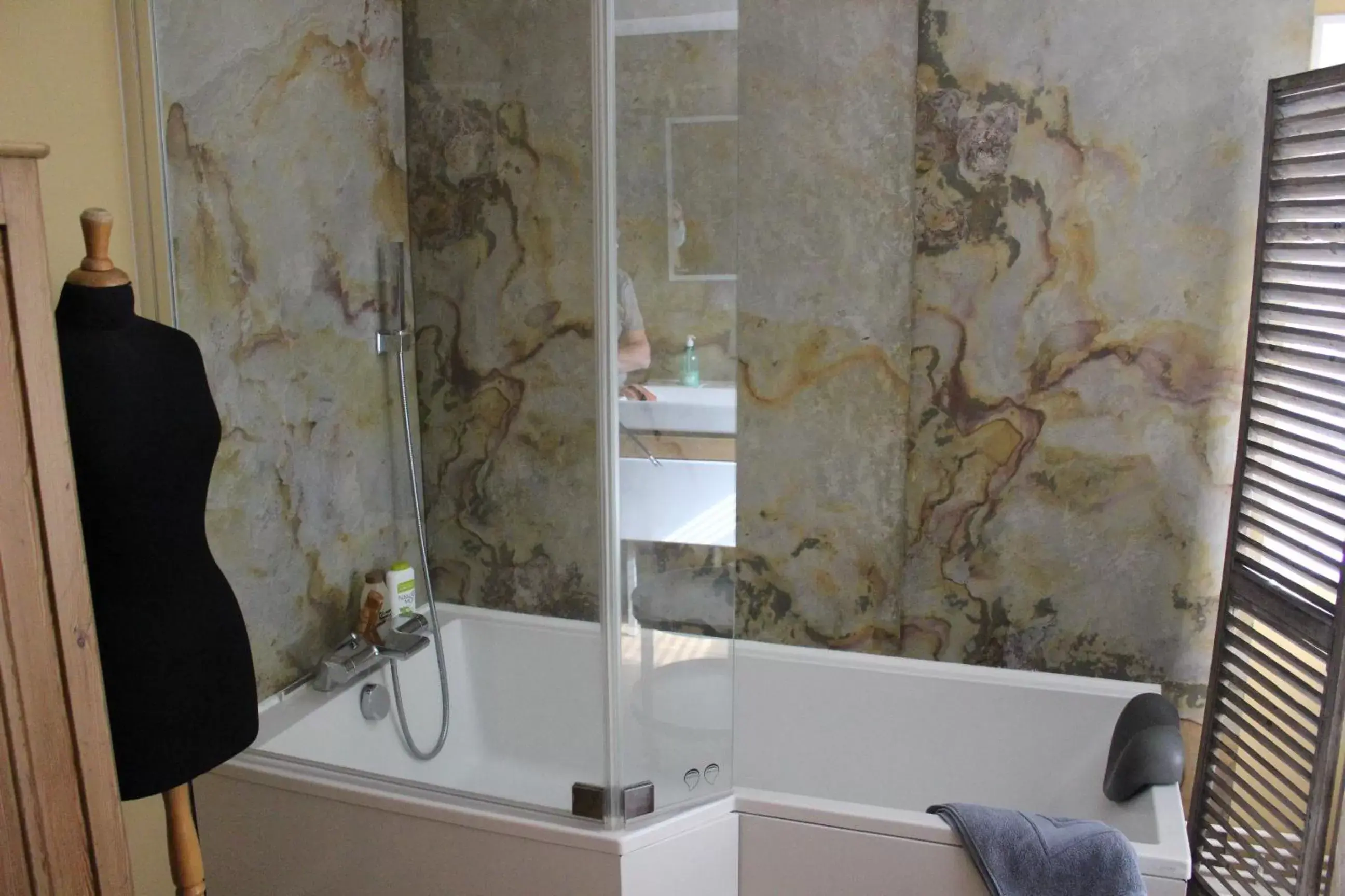 Shower, Bathroom in Suite en Terrasse à Cognac