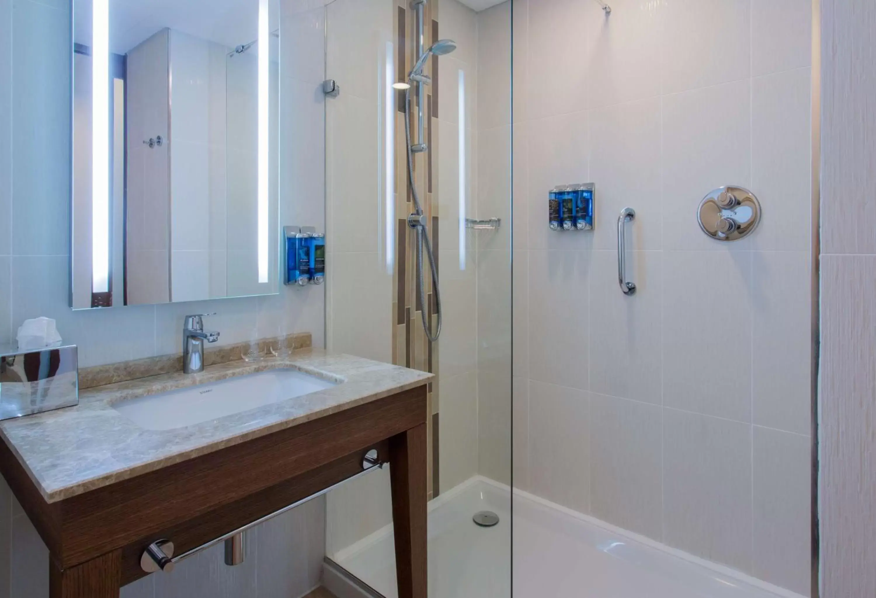 Bathroom in Hampton by Hilton Samsun