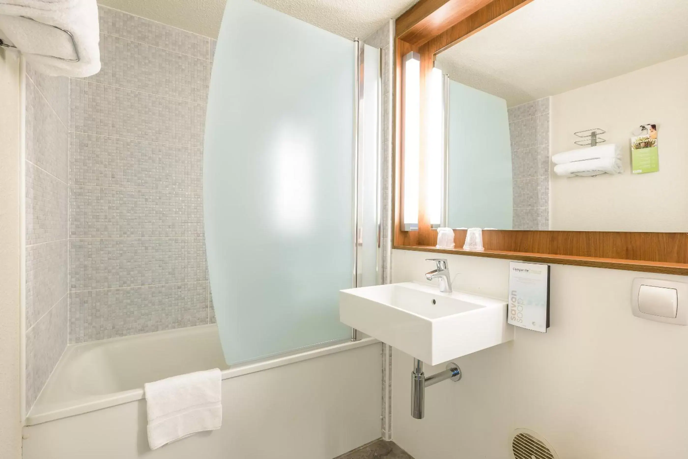 Bathroom in Campanile Toulouse Sesquieres Bathroom in Campanile Toulouse Sesquieres