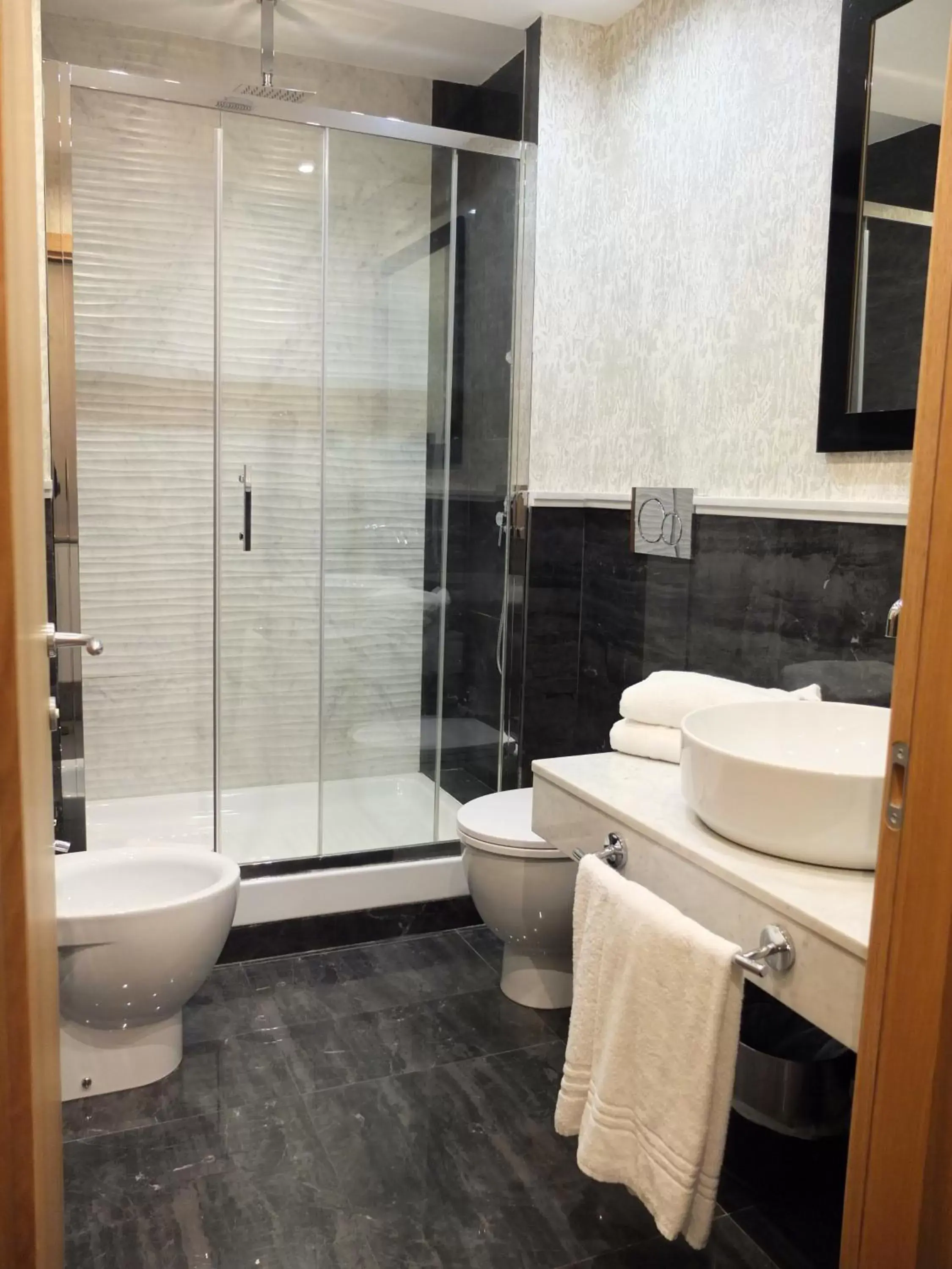 Shower, Bathroom in Hotel Royal Court