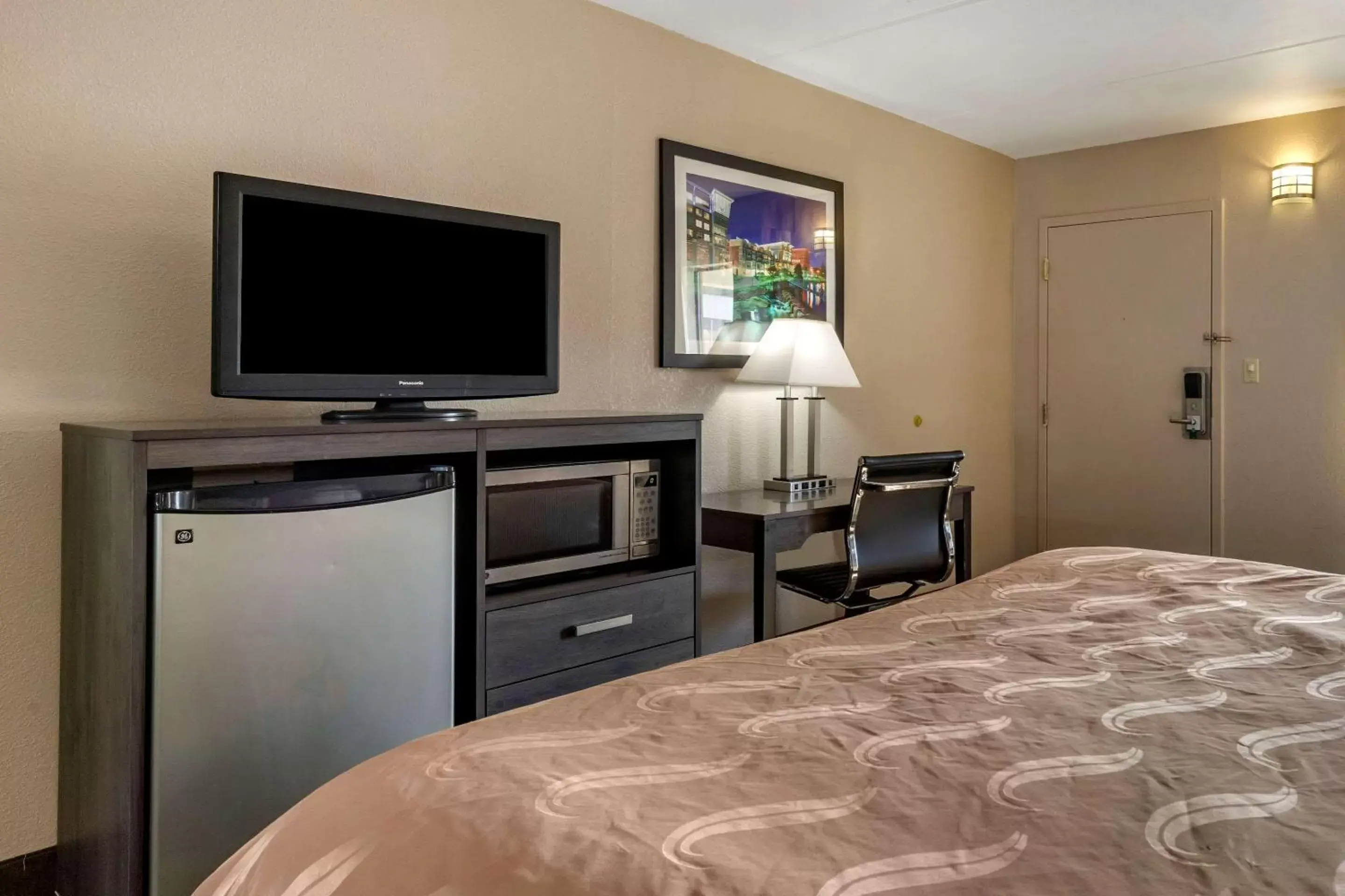 Bedroom, TV/Entertainment Center in Quality Inn South Duncan