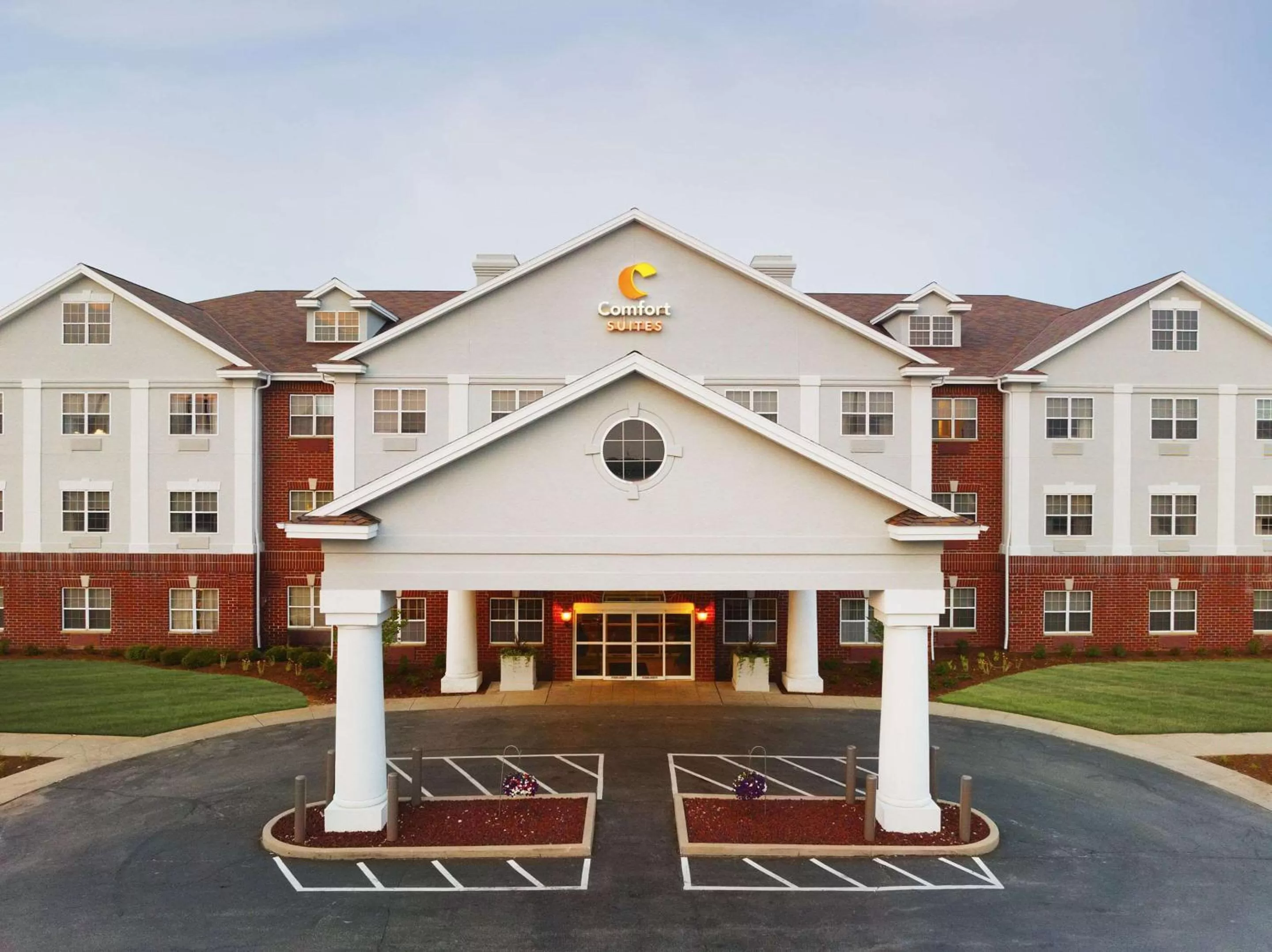 Property building in Comfort Suites Milwaukee Airport