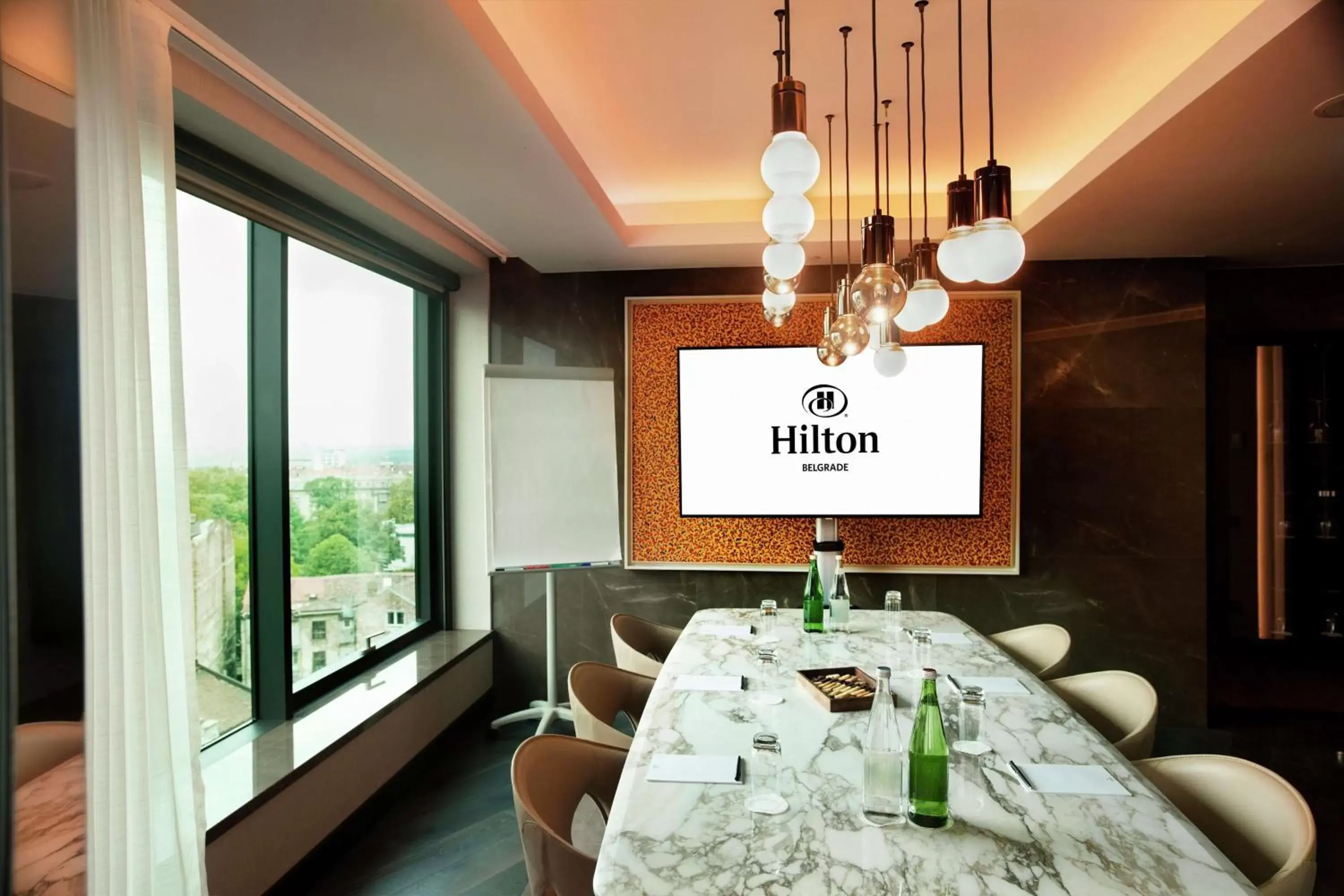 Bedroom, Restaurant/Places to Eat in Hilton Belgrade