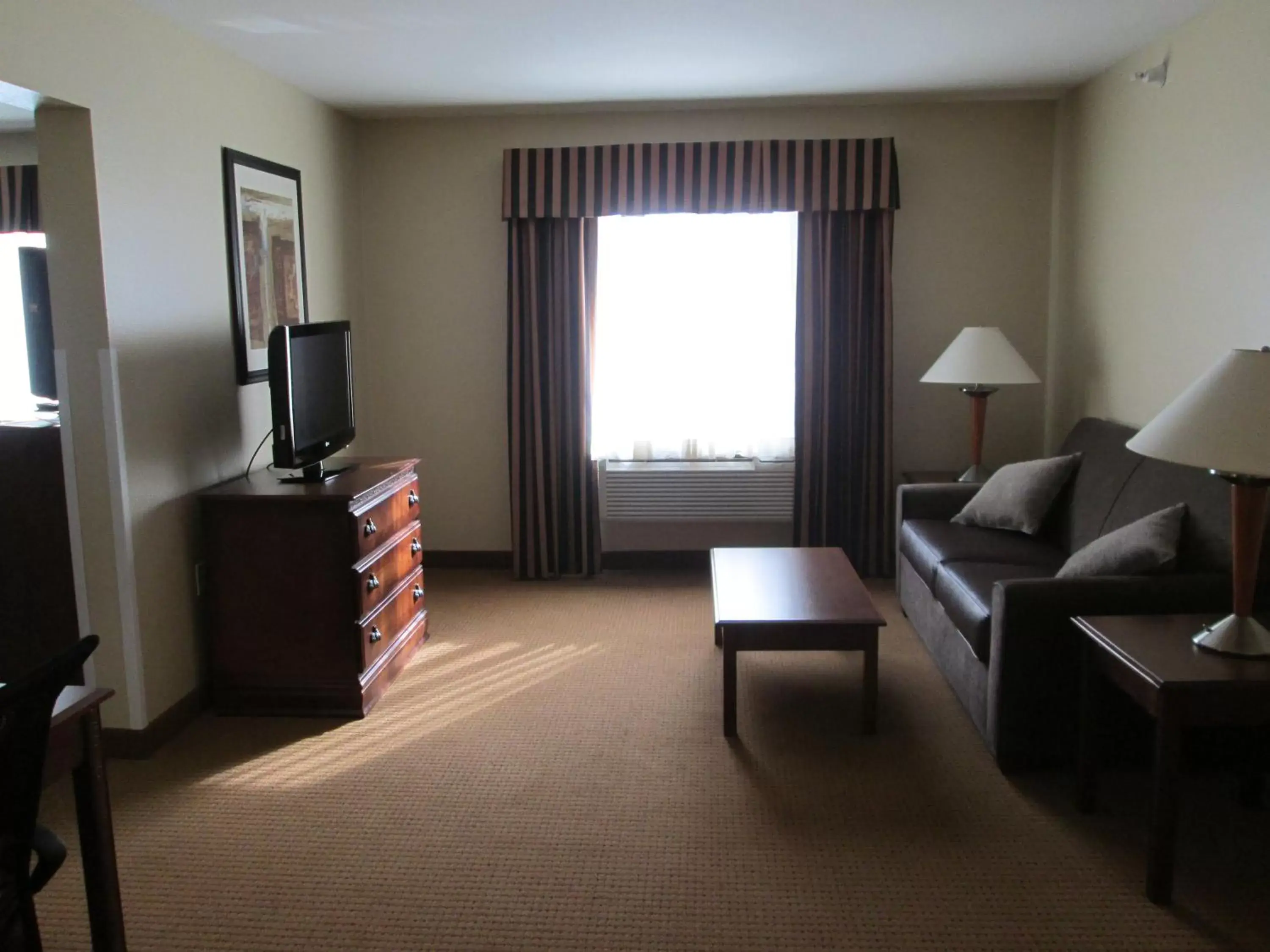 Photo of the whole room, Seating Area in Holiday Inn Express - Newell-Chester WV, an IHG Hotel