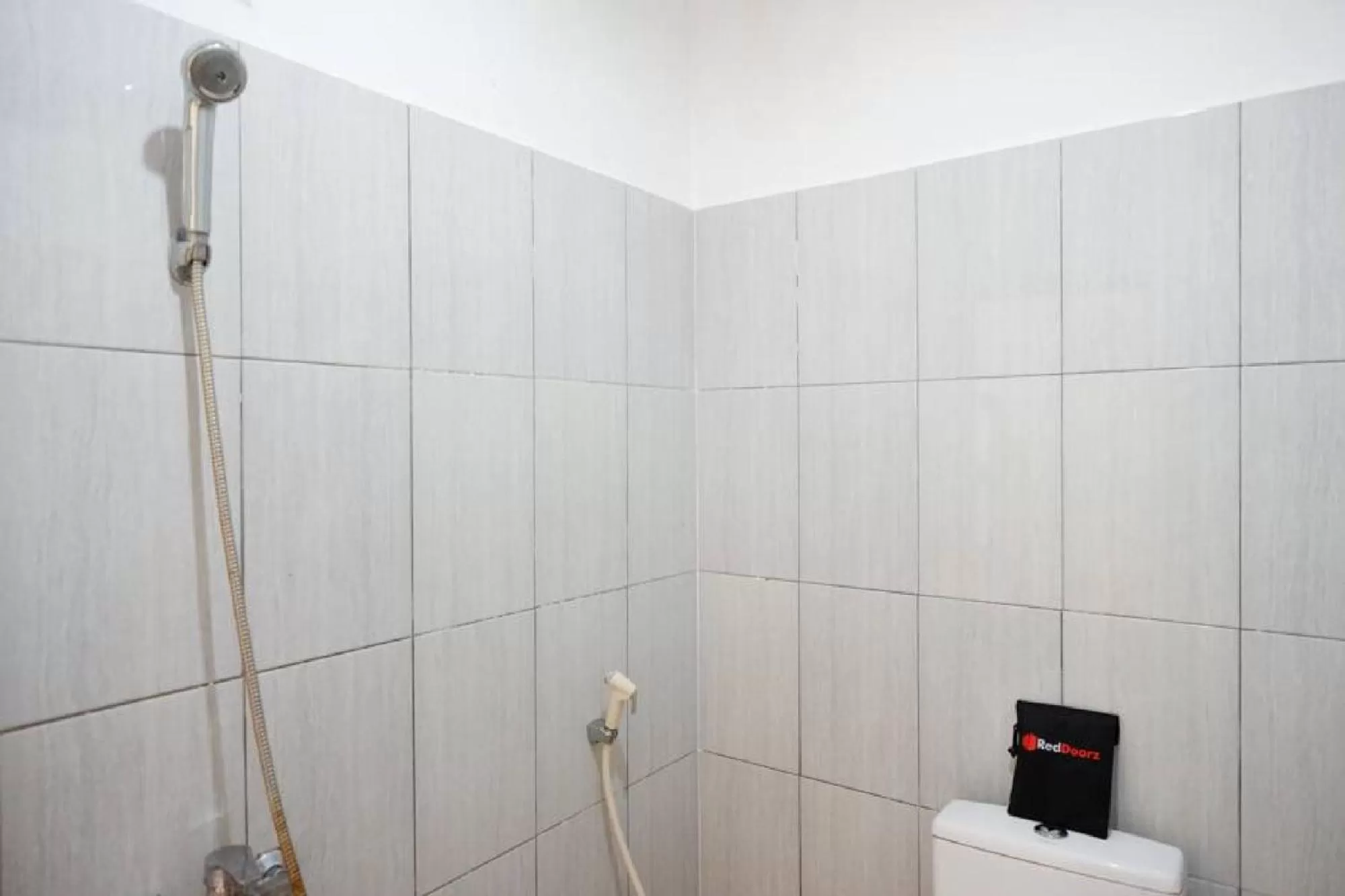 Bathroom in RedDoorz Plus near Stadion Wijaya Kusuma