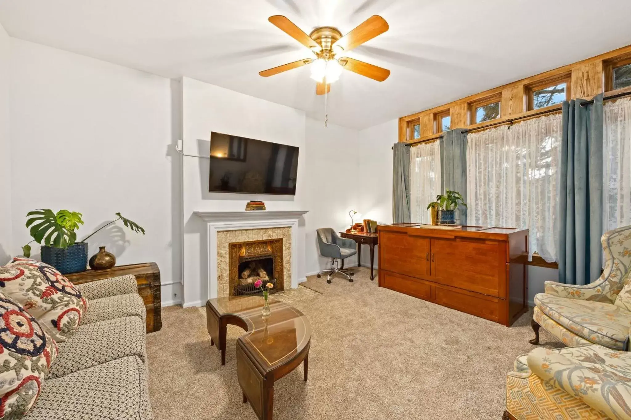 Deluxe King Suite in Flora House Denver Deluxe King Suite in Flora House Denver