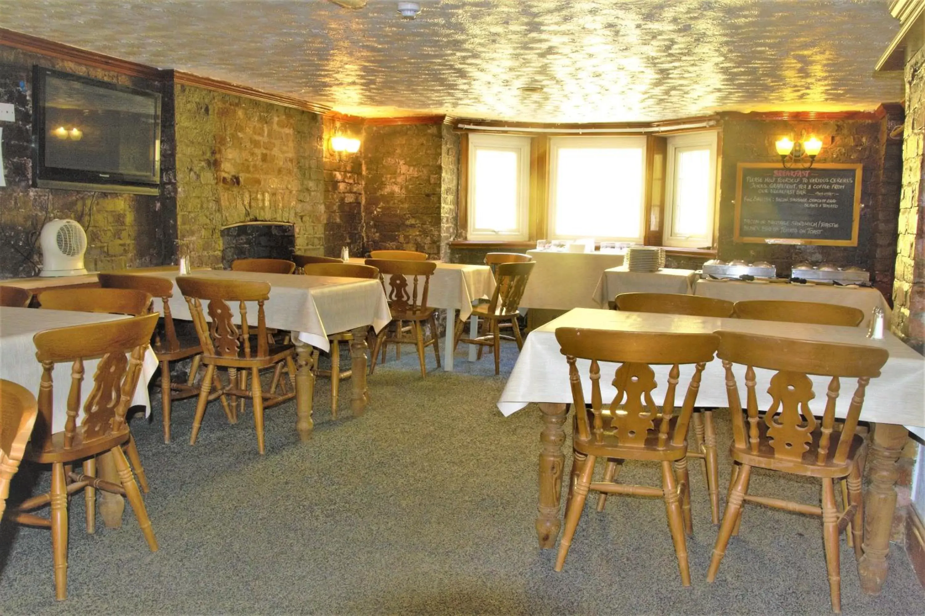 Restaurant/Places to Eat in Pine Lodge Hotel