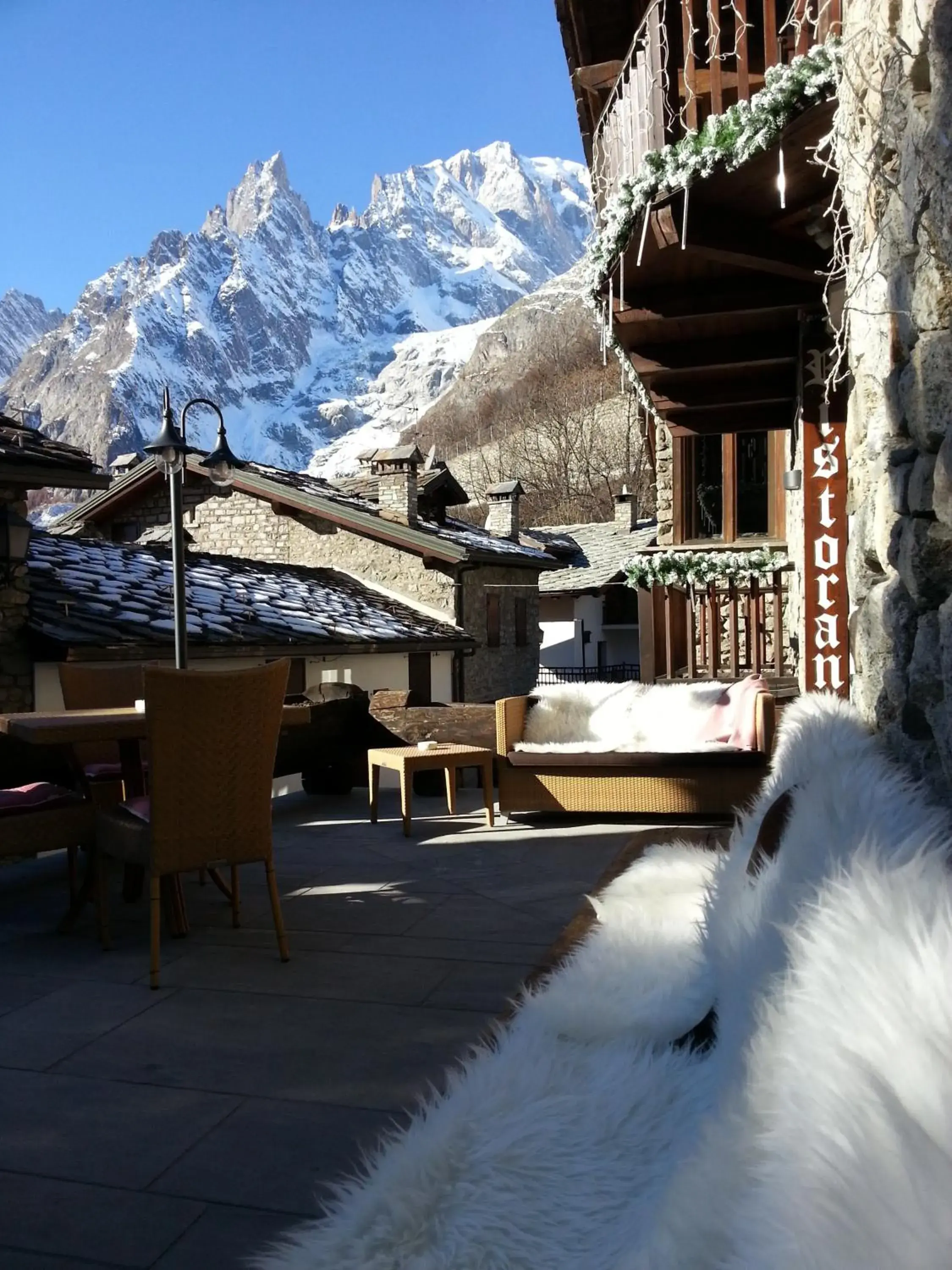 Facade/entrance, Winter in Hotel Pilier D'Angle & Wellness